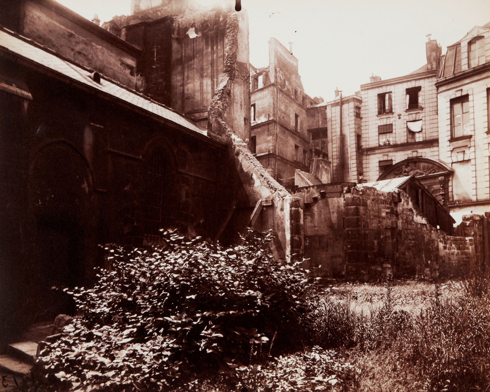 Eugène Atget — Coin de l'ancien Hôtel-Dieu et Église Saint-Julien-le-Pauvre