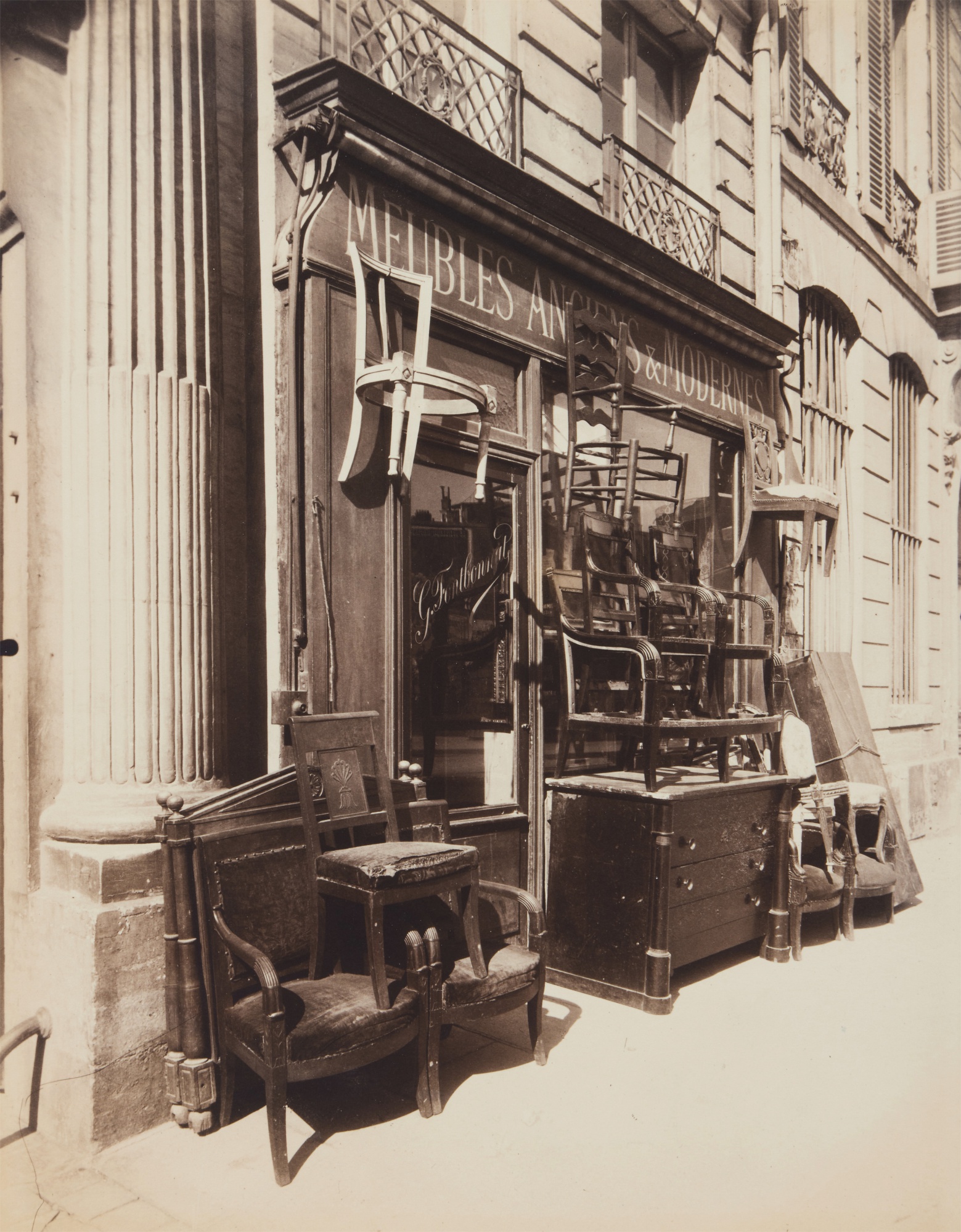Eugène Atget — Brocanteur, 42 rue du Cherche-Midi