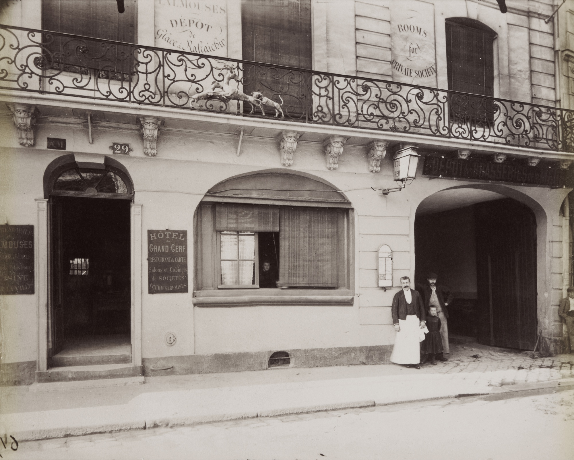 Eugène Atget — Saint-Denis, ancien relais de la poste d'Ecouen, Hôtel du Grand Cerf