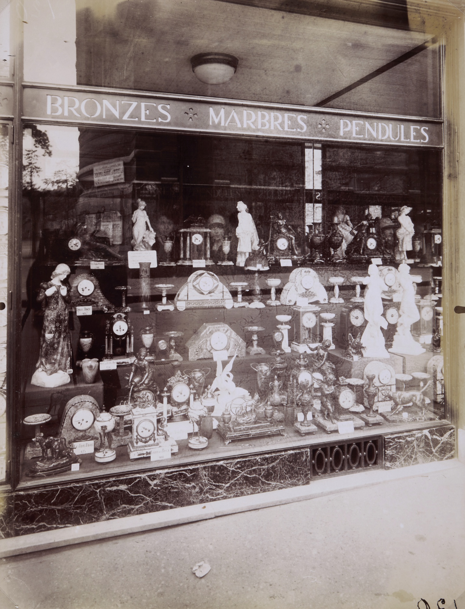 Eugène Atget — Bijouterie, avenue des Gobelins