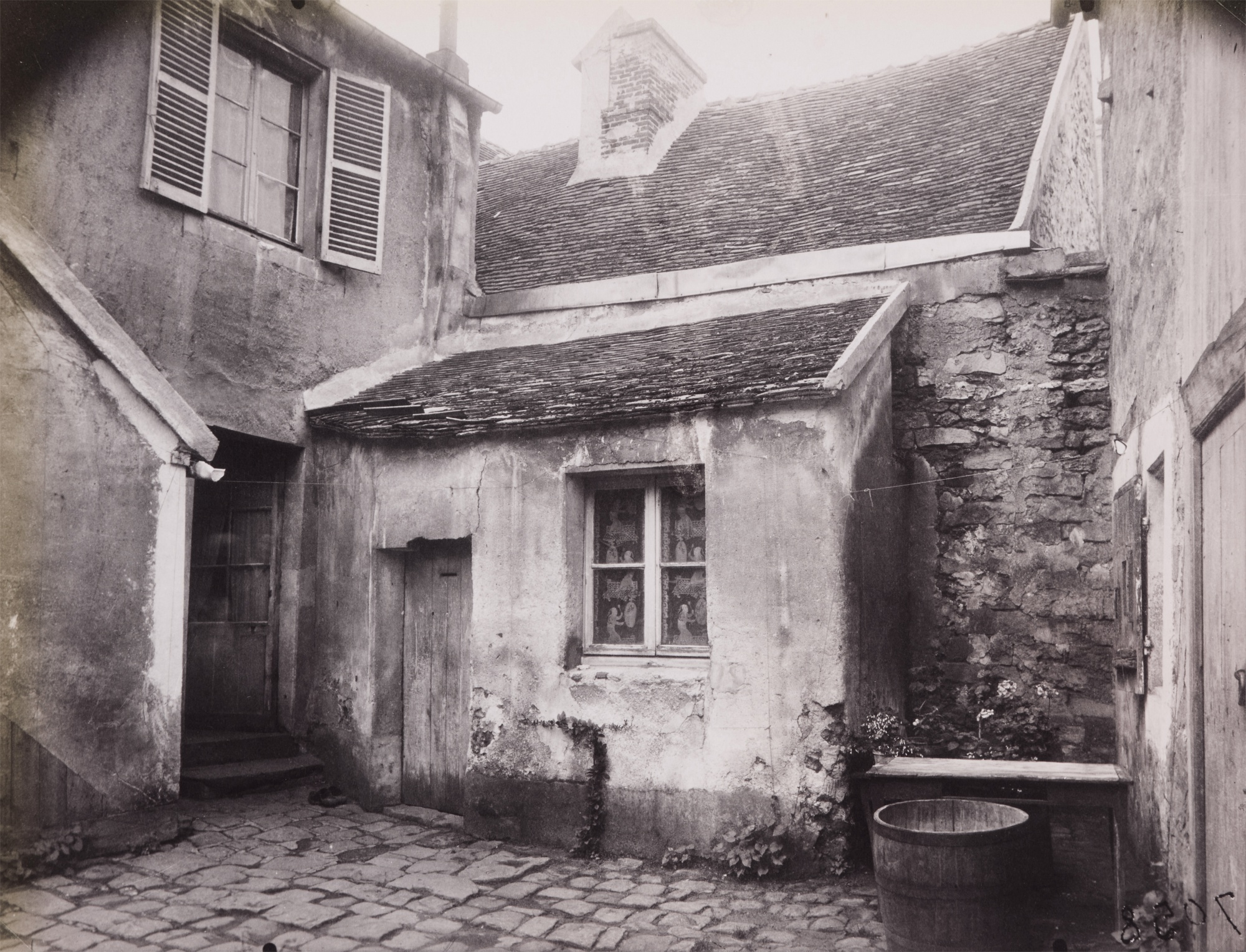 Eugène Atget — Coin de ferme, Saulx-les-Chartreux
