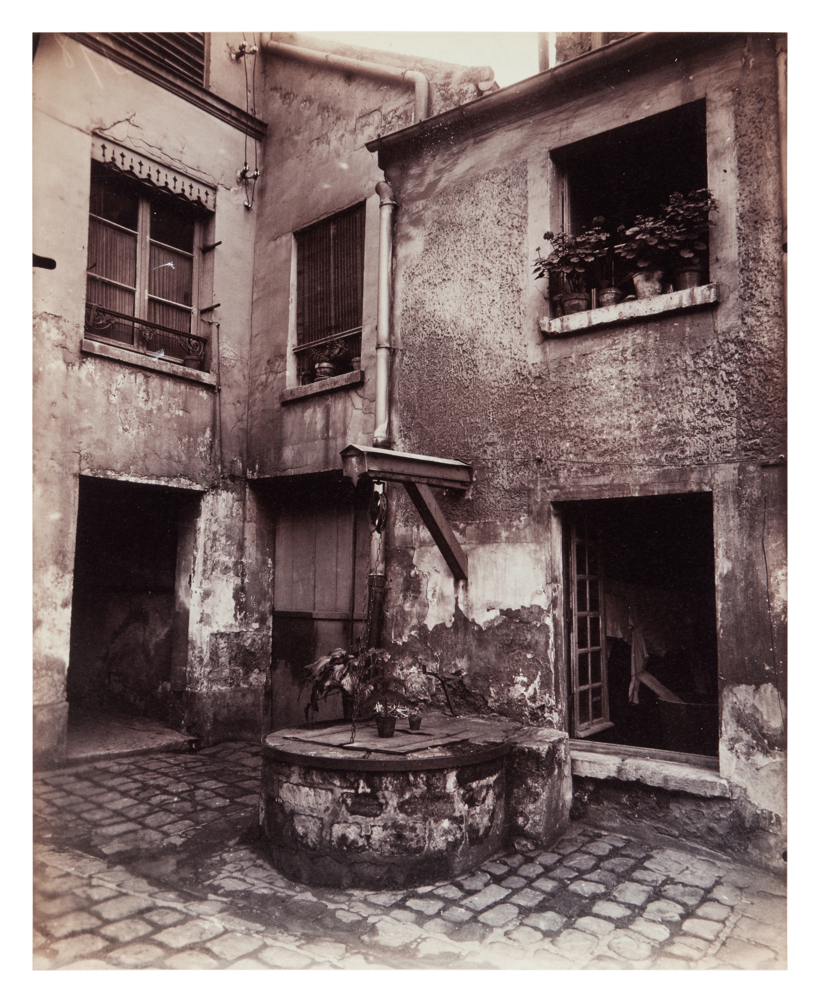 Eugène Atget — Cour, rue de la gare, Châtillon
