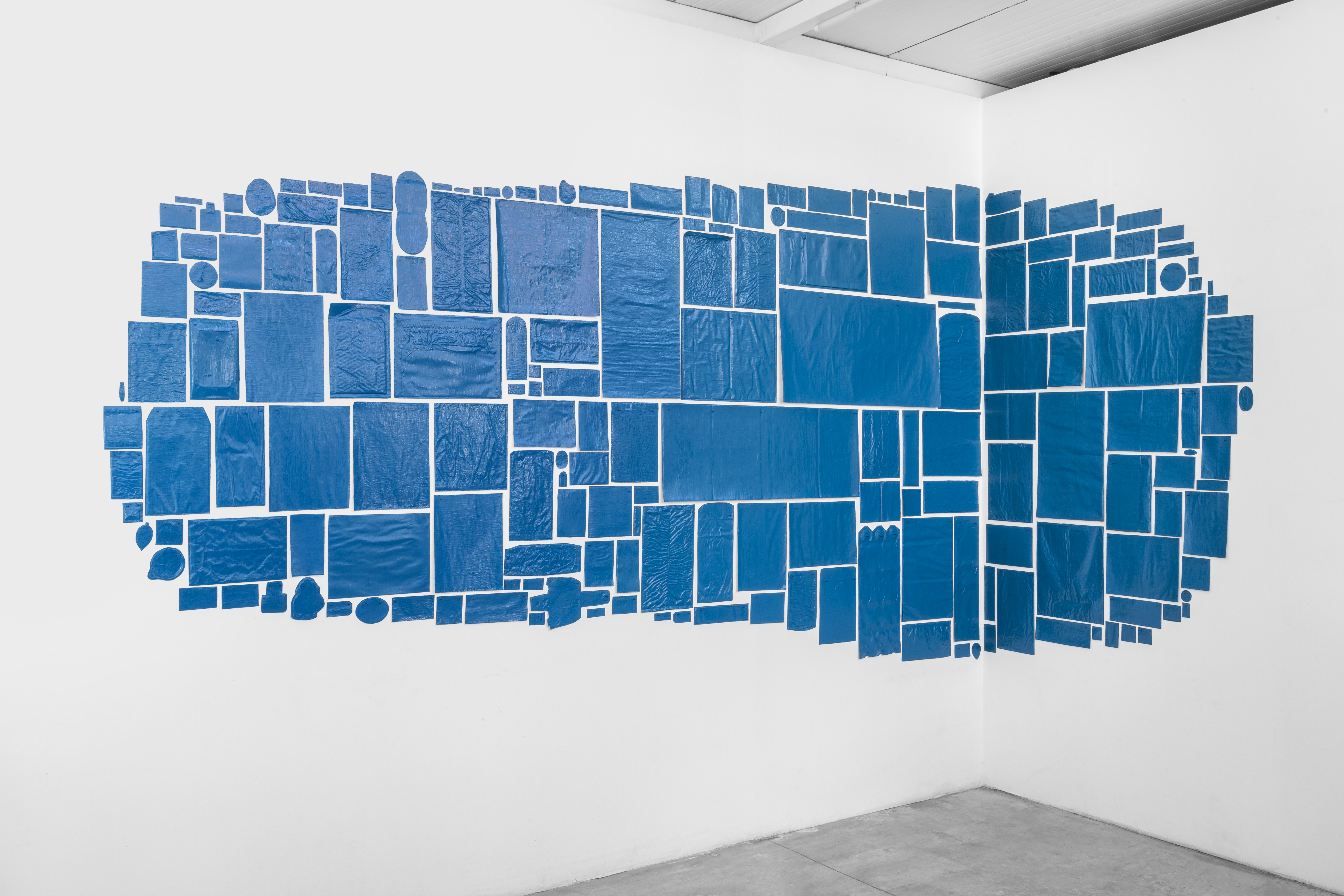 Blind self-portrait listening to ‘Lumumba’ with the sweet trombone of Rico Rodriguez, while reading ‘Muerte súbita’ by Álvaro Enrigue, a beautiful chronicle of a tennis match in 16th century, between a revolutionary painter and a humorous writer, after devouring a pulpy enoki and shimeji mushrooms soup, trying to understand the so many upcoming fears as related to big changes in geopolitics, that seem again as enormous challenges not necessarily in a negative way