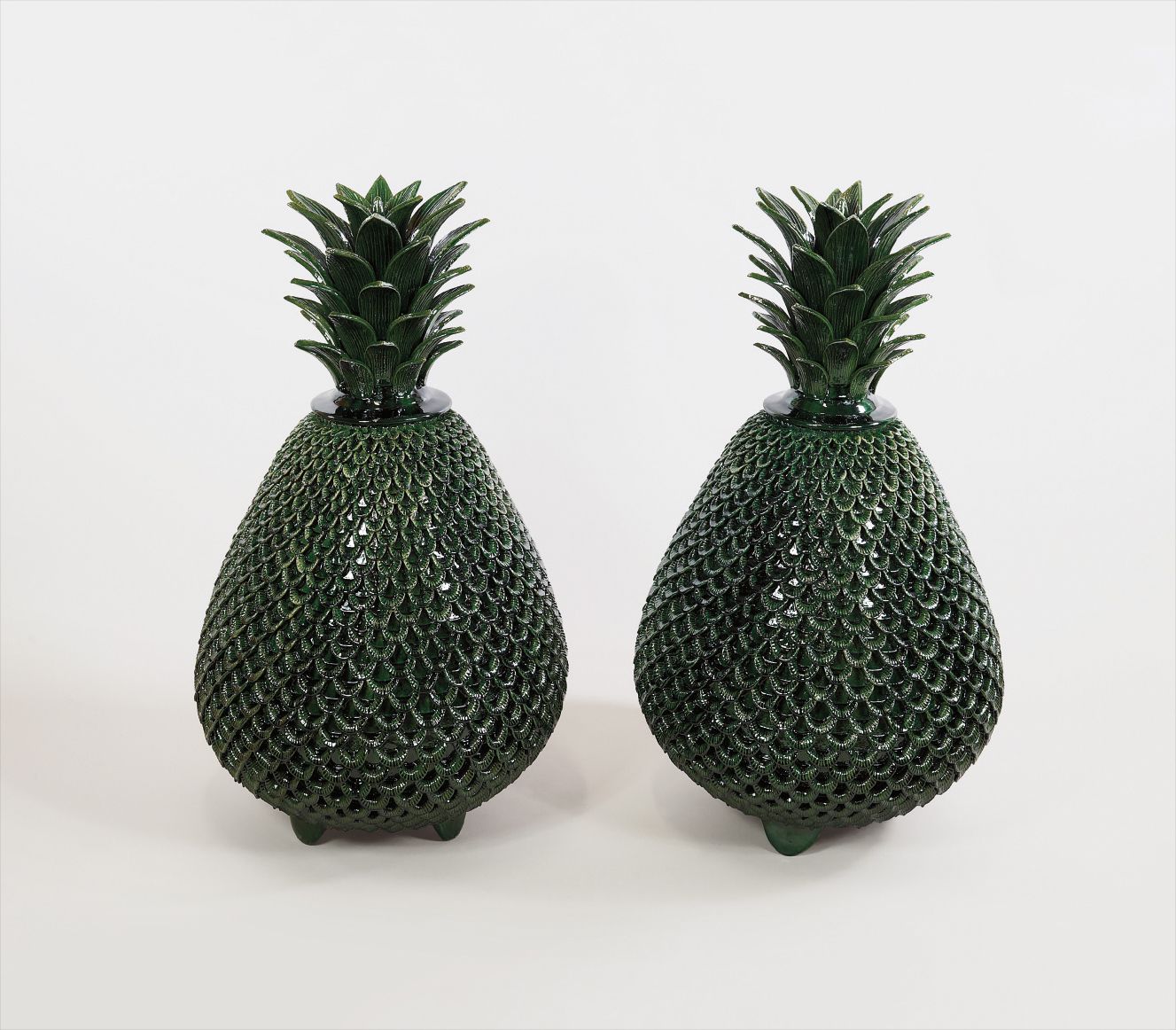 Hilario Alejos Madrigal — Par de piñas verdes grandes con tapa