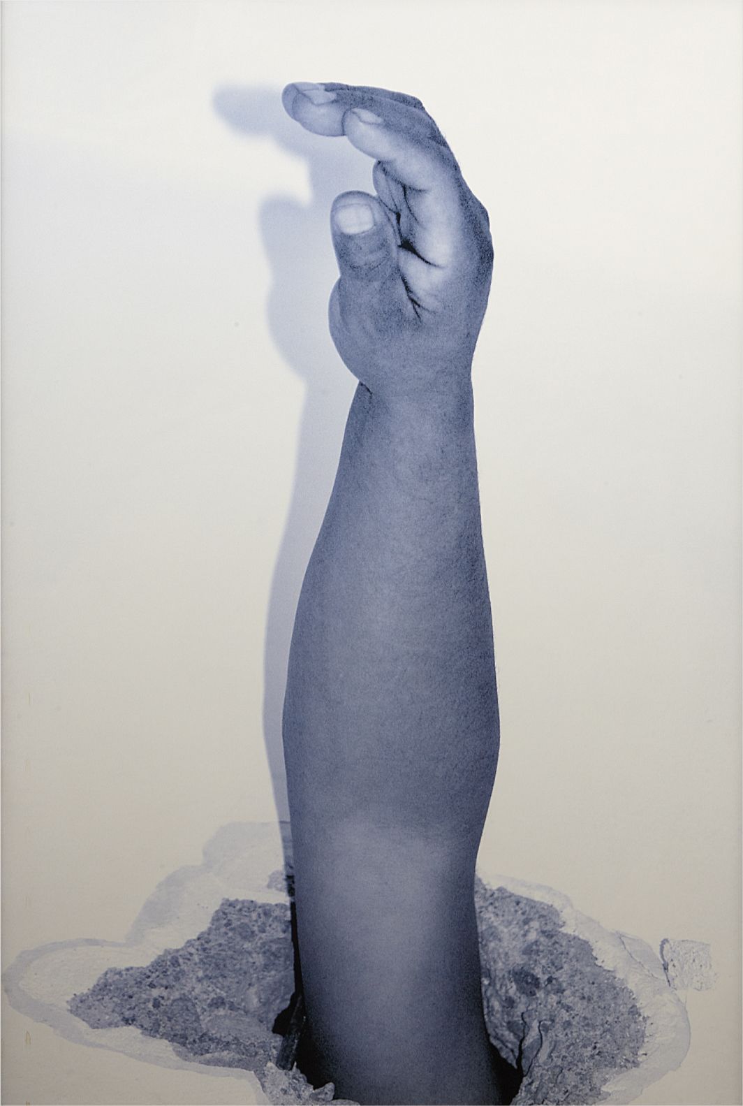 Brazo de obrero atravesando el techo de una sala de arte desde una vivienda