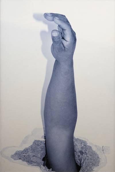 Brazo de obrero atravesando el techo de una sala de arte desde una vivienda