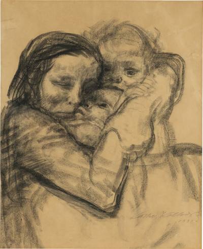 Mutter, zwei Kinder an sich pressend