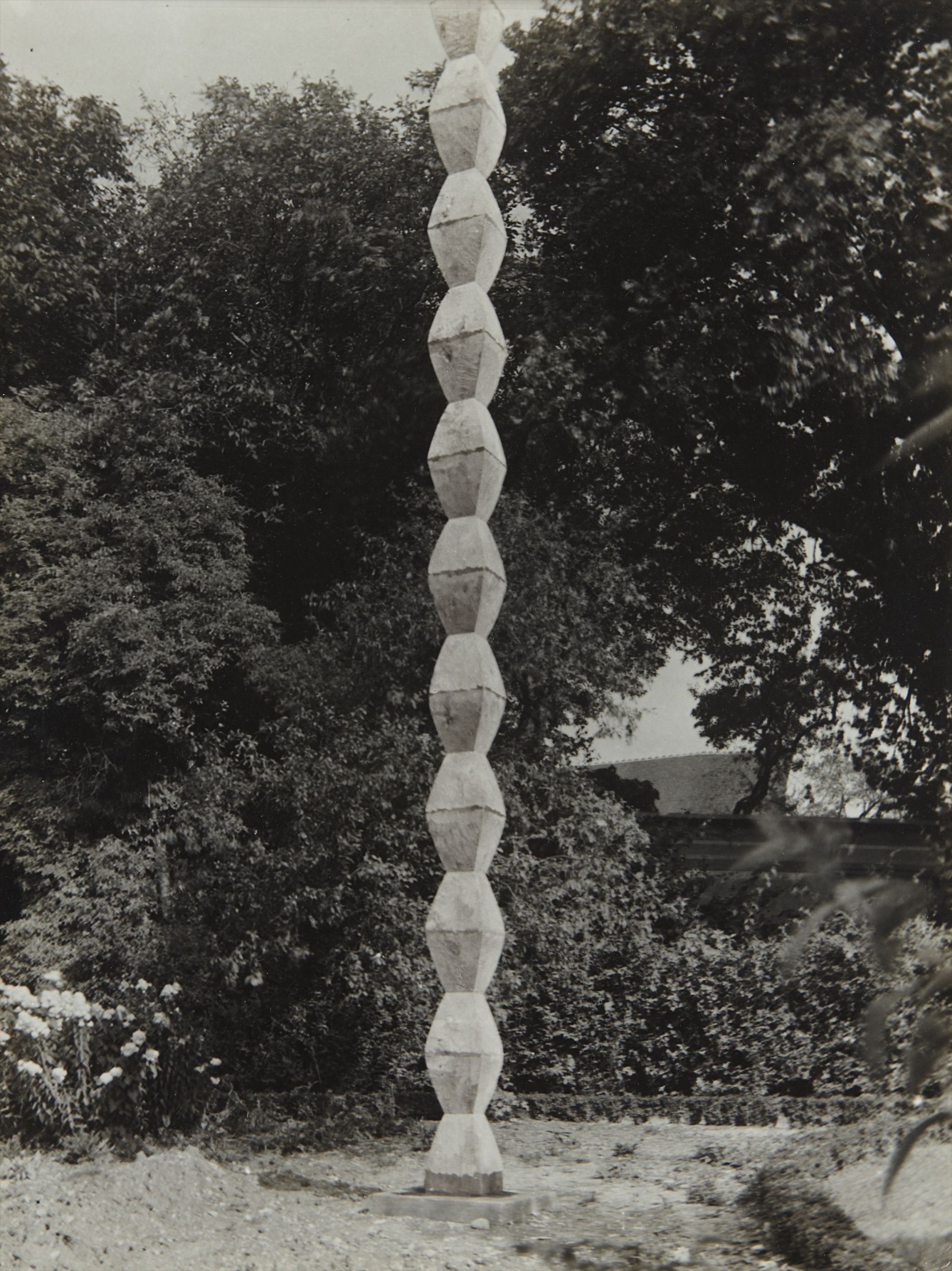 Constantin Brâncuși — Endless Column in Steichen’s Garden at Voulangis
