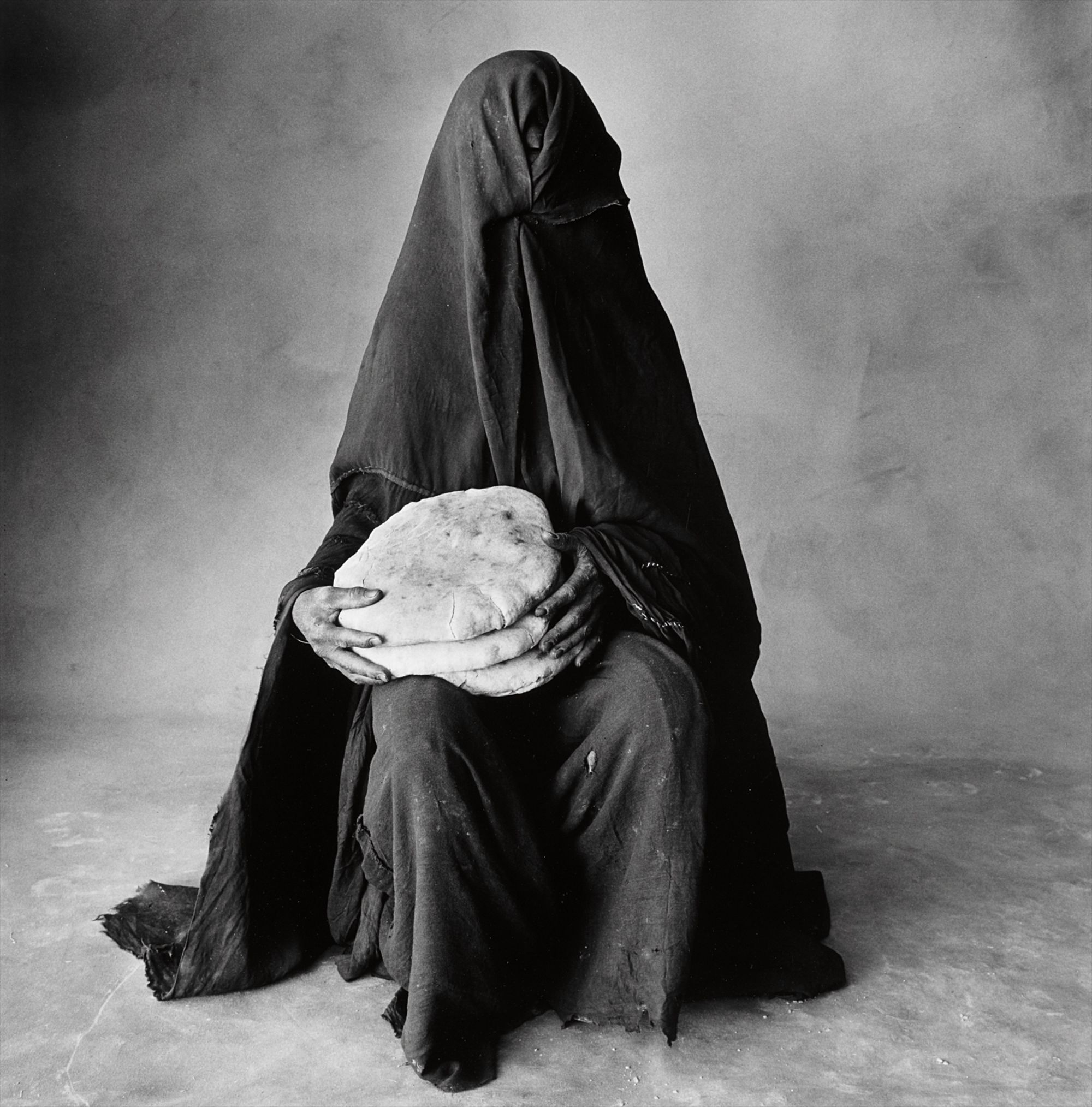 Irving Penn — Woman with three loaves (Morocco)
