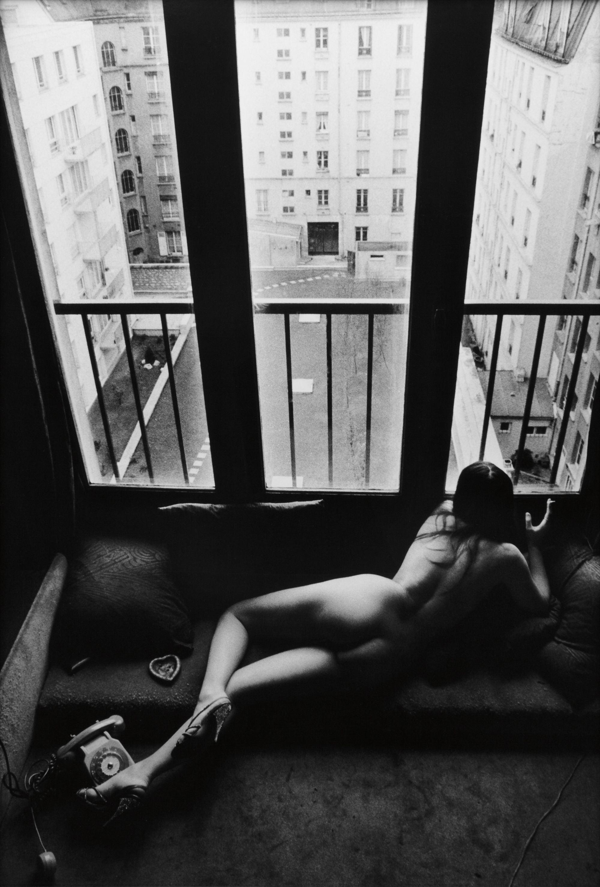 Helmut Newton — Hinterhof Akt, Paris