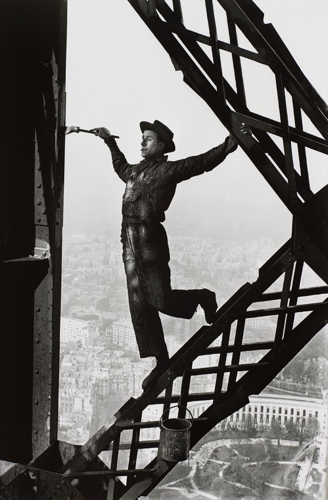 Painter of the Eiffel Tower, Paris, France