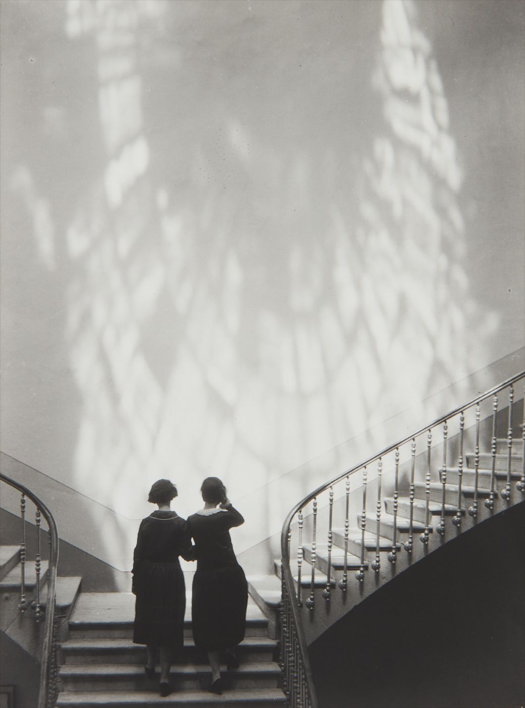 Manuel Álvarez Bravo — Figuras en el Castillo (Figures in a Castle)