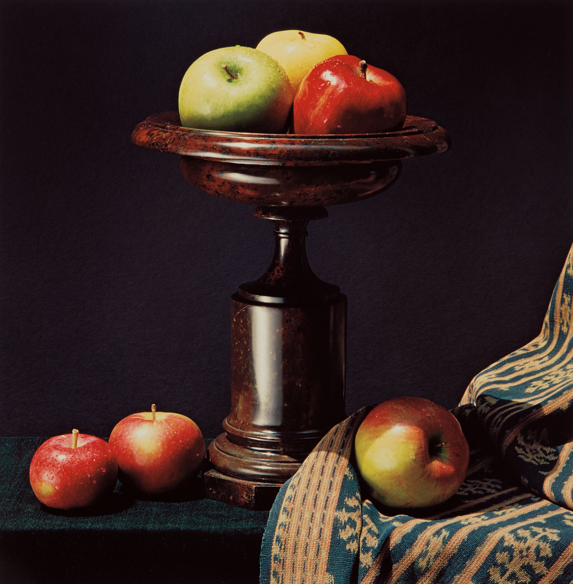 Robert Mapplethorpe — Apples and Urn