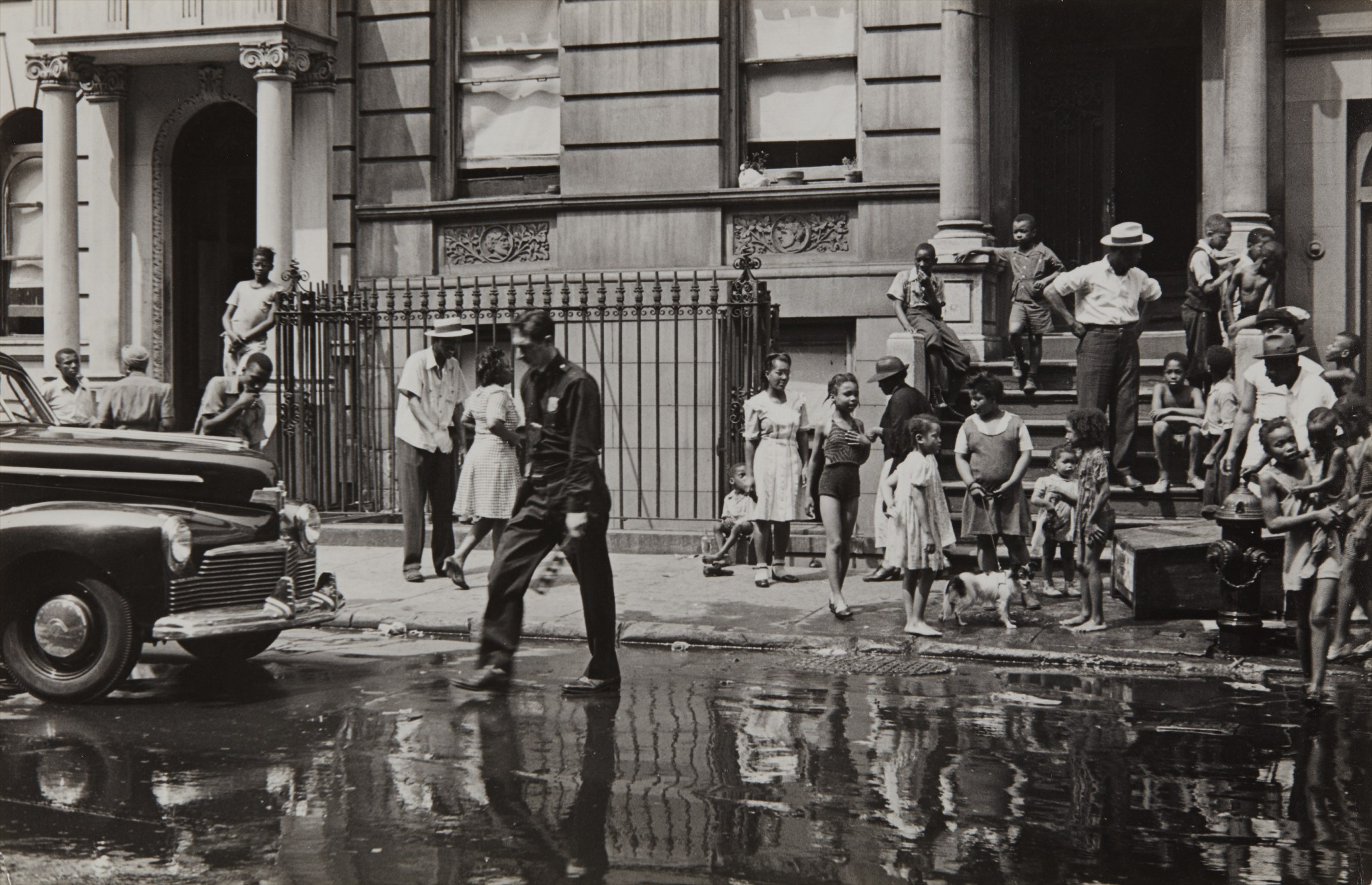 Helen Levitt — New York (NY policeman, wet street & kids)