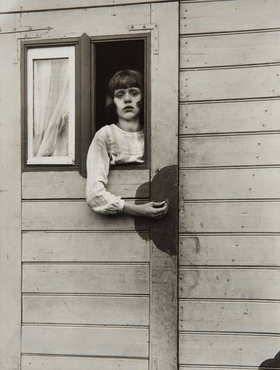 Mädchen im Kirmeswagen (Girl in Fairground Caravan)