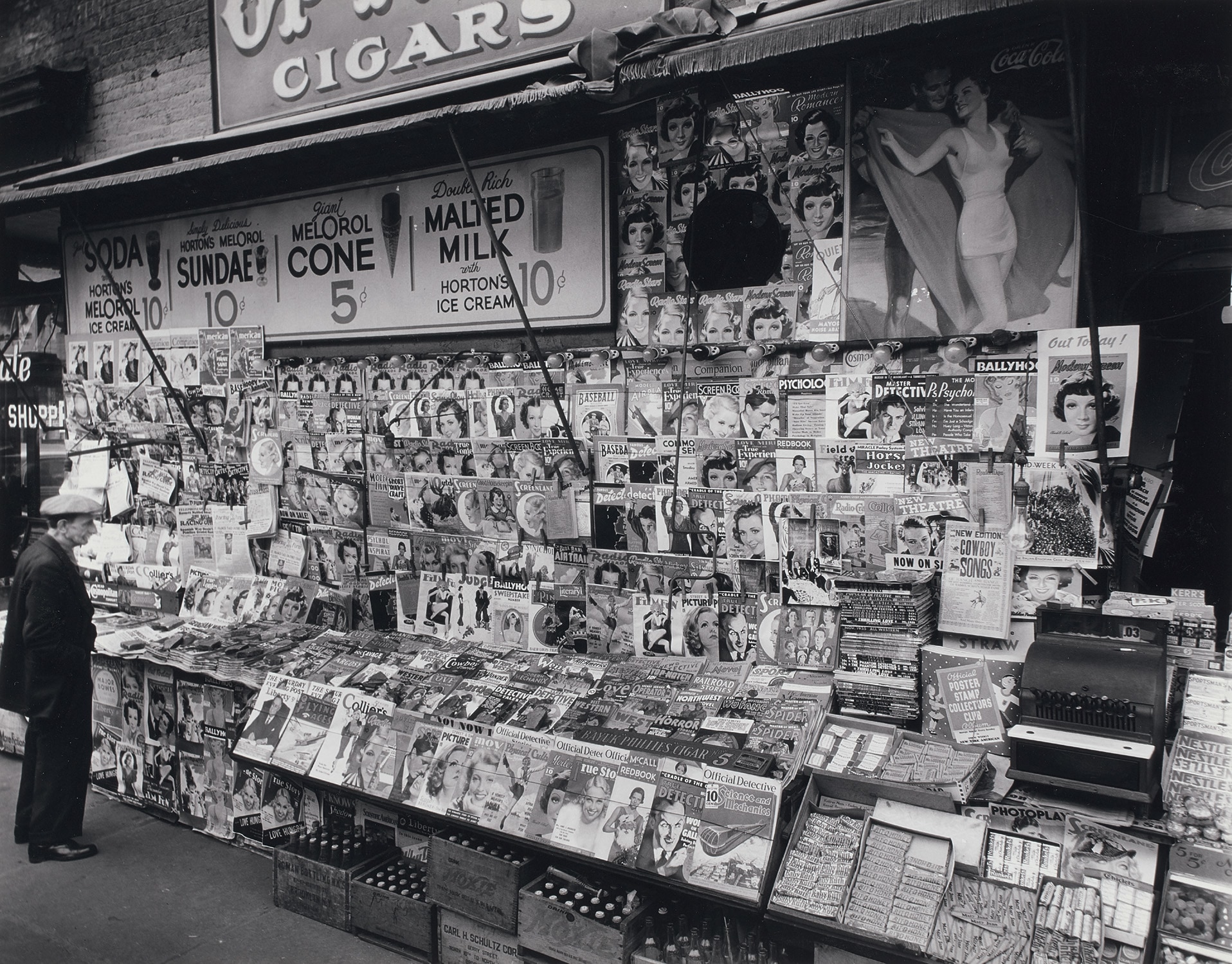 Berenice Abbott — Newsstand, 32nd Street and 3rd Avenue