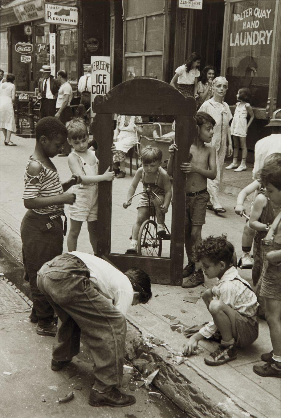Helen Levitt — New York (broken mirror)