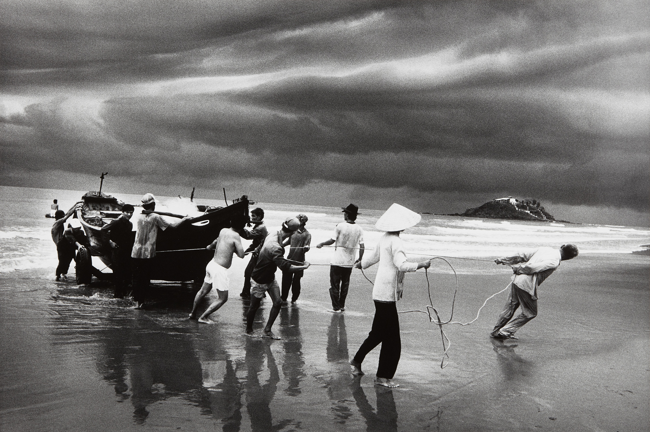 Sebastião Salgado — Boat People, Beach of Vung Tao, Vietnam