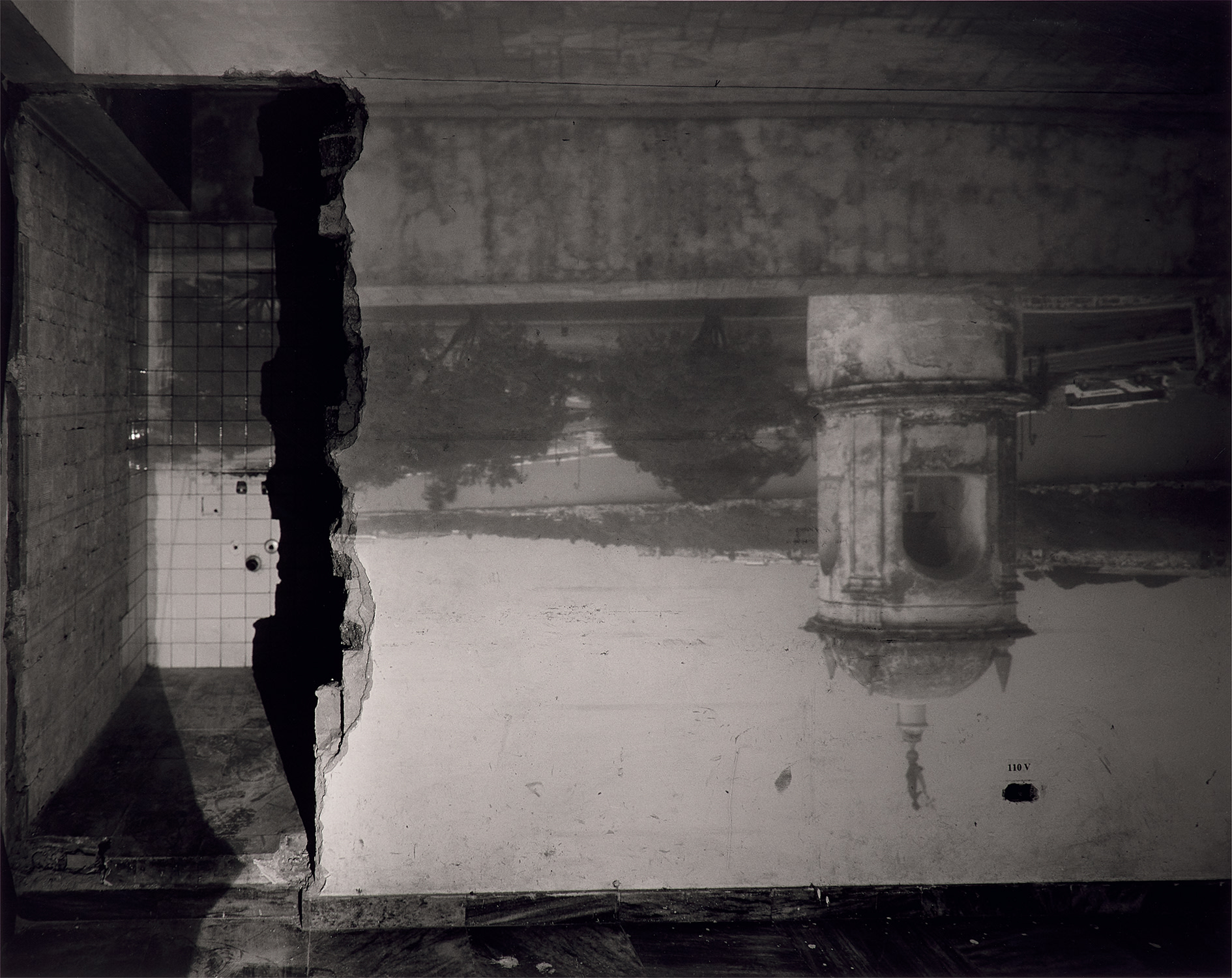 Camera Obscura Image of La Giraldilla de la Habana in Room with Broken Wall