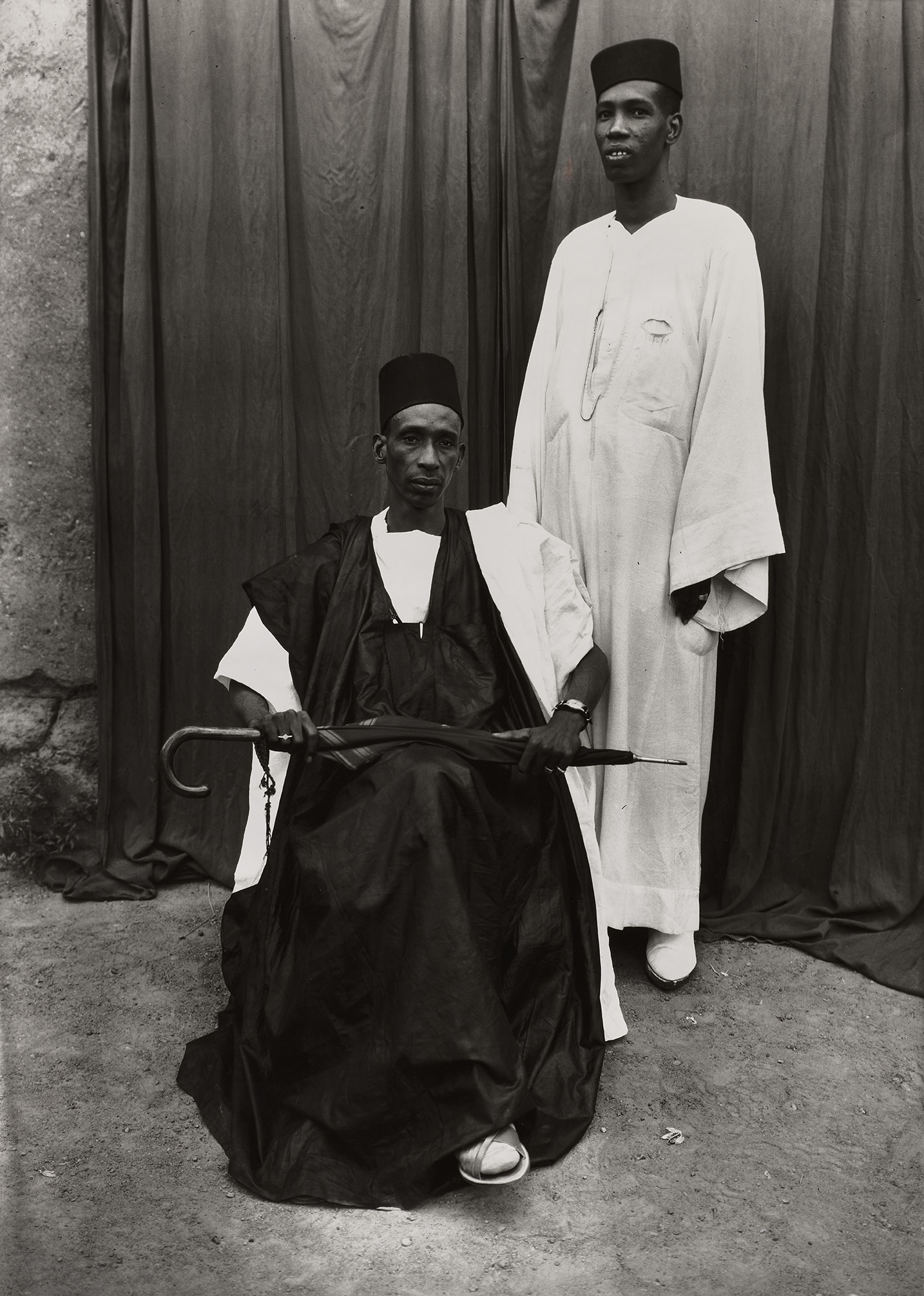 Seydou Keïta — Homme Assis Avec Parapluie, Homme Debout En Blanc