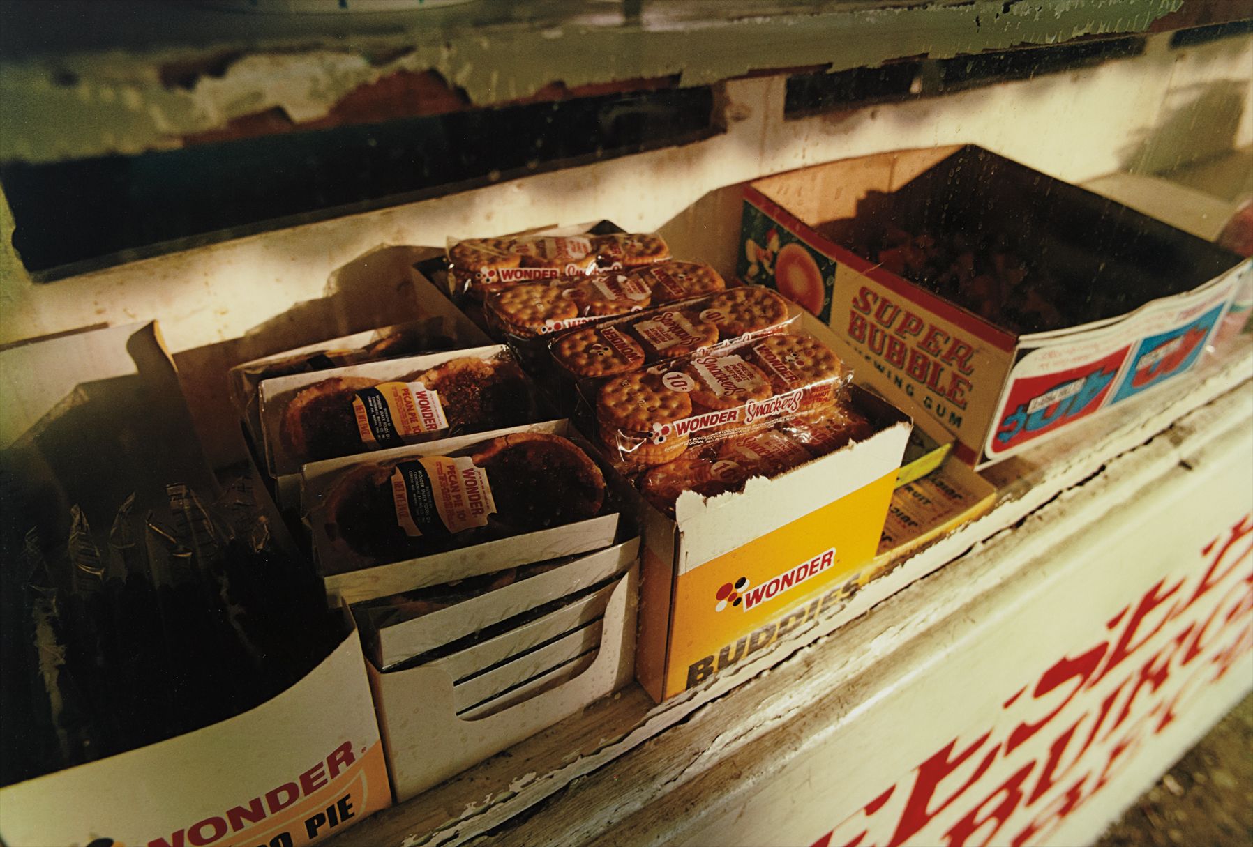 William Eggleston — Morton, Mississippi (Snacks on Shelf)