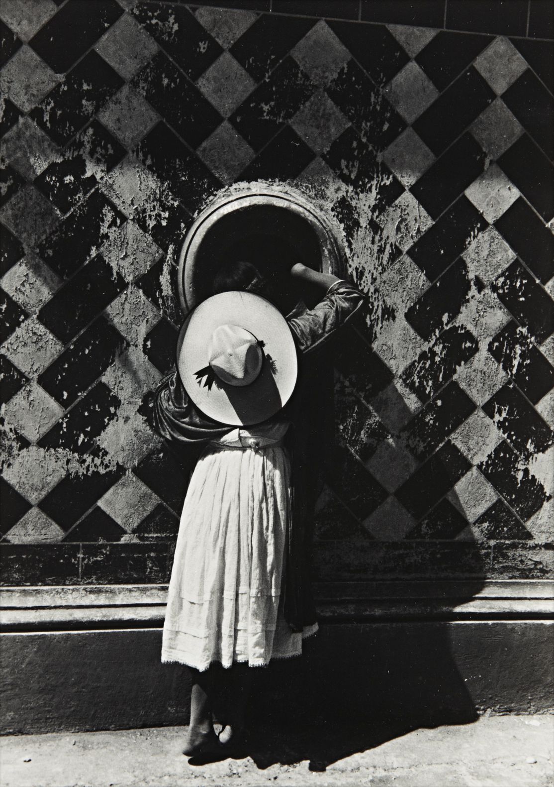 Manuel Álvarez Bravo — La hija de los danzantes (Daughter of the Dancers), Cholula, Puebla