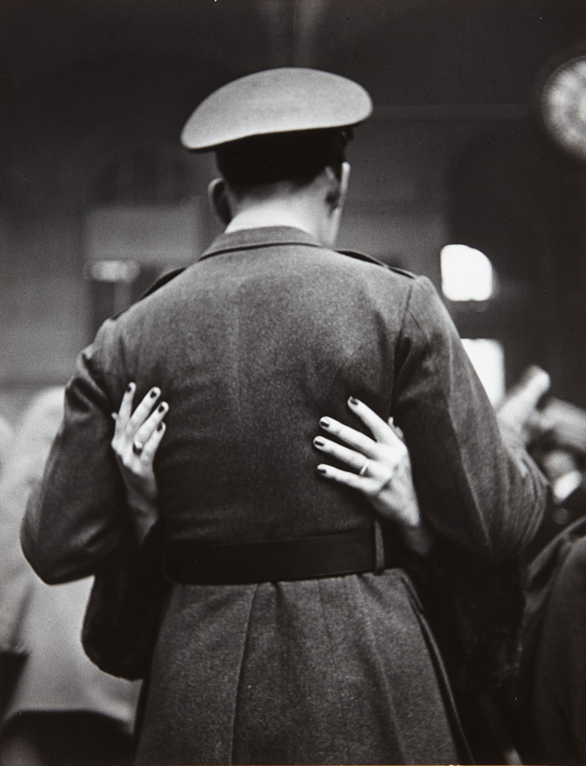 Alfred Eisenstaedt — Soldier saying Goodbye, Pennsylvania Station, New York