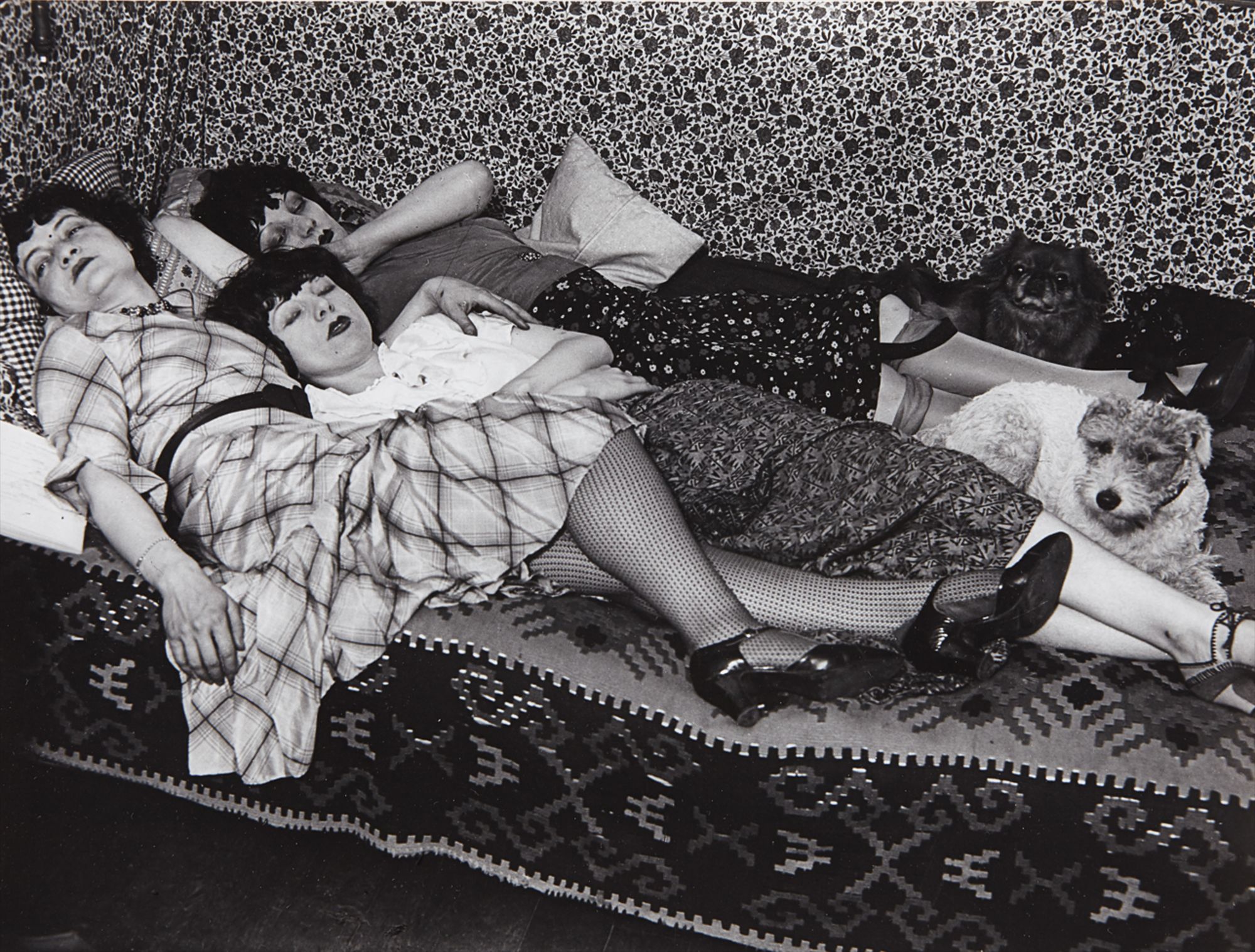 Brassaï (Gyula Halász) — Kiki et ses amies (Thérèze Treize et Lily)