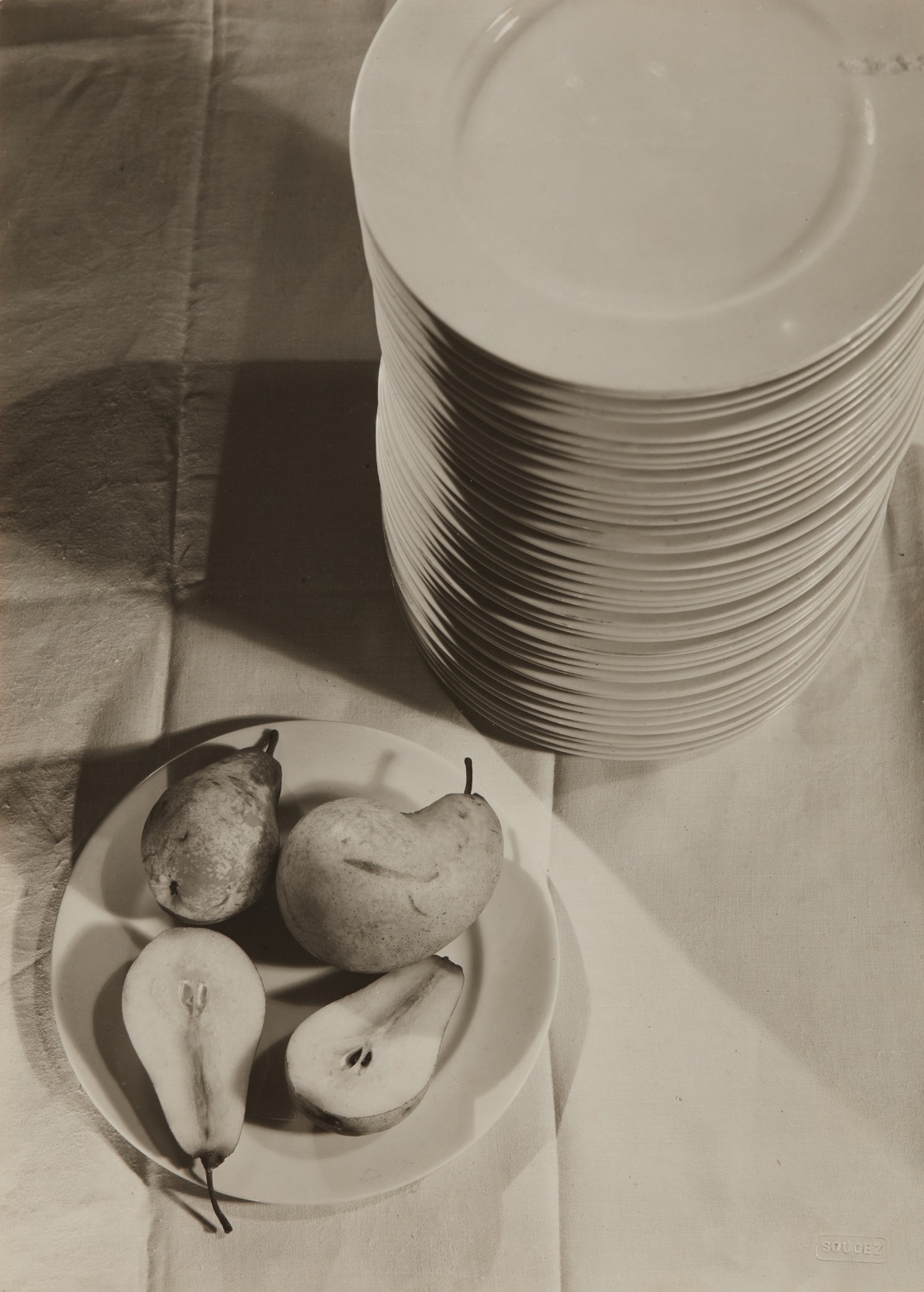 Emmanuel Sougez — La poire coupée