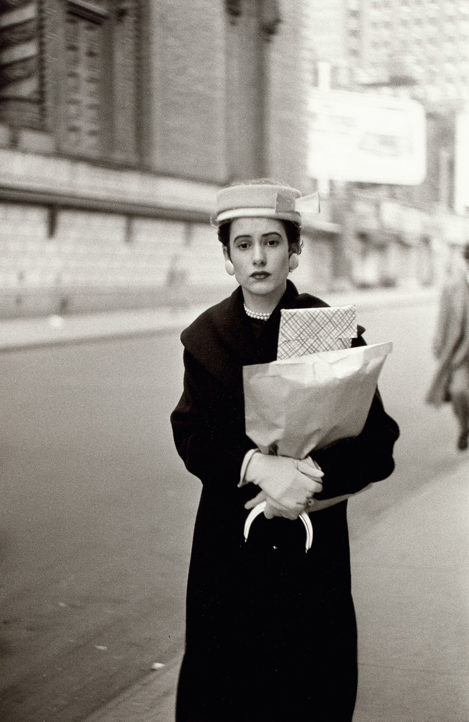 Diane Arbus — Woman with parcels, N.Y.C.