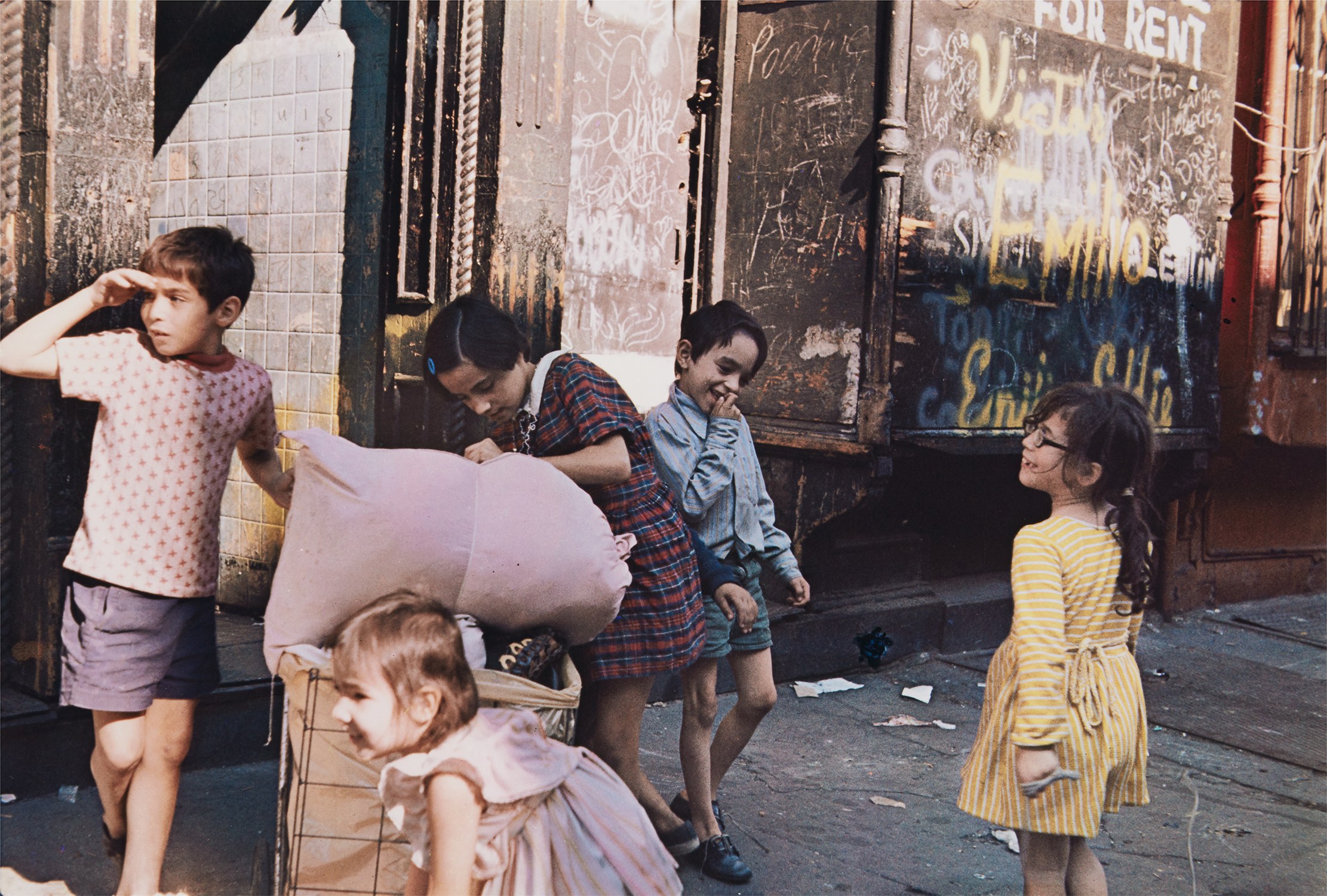 Helen Levitt — N.Y. (children with laundry)