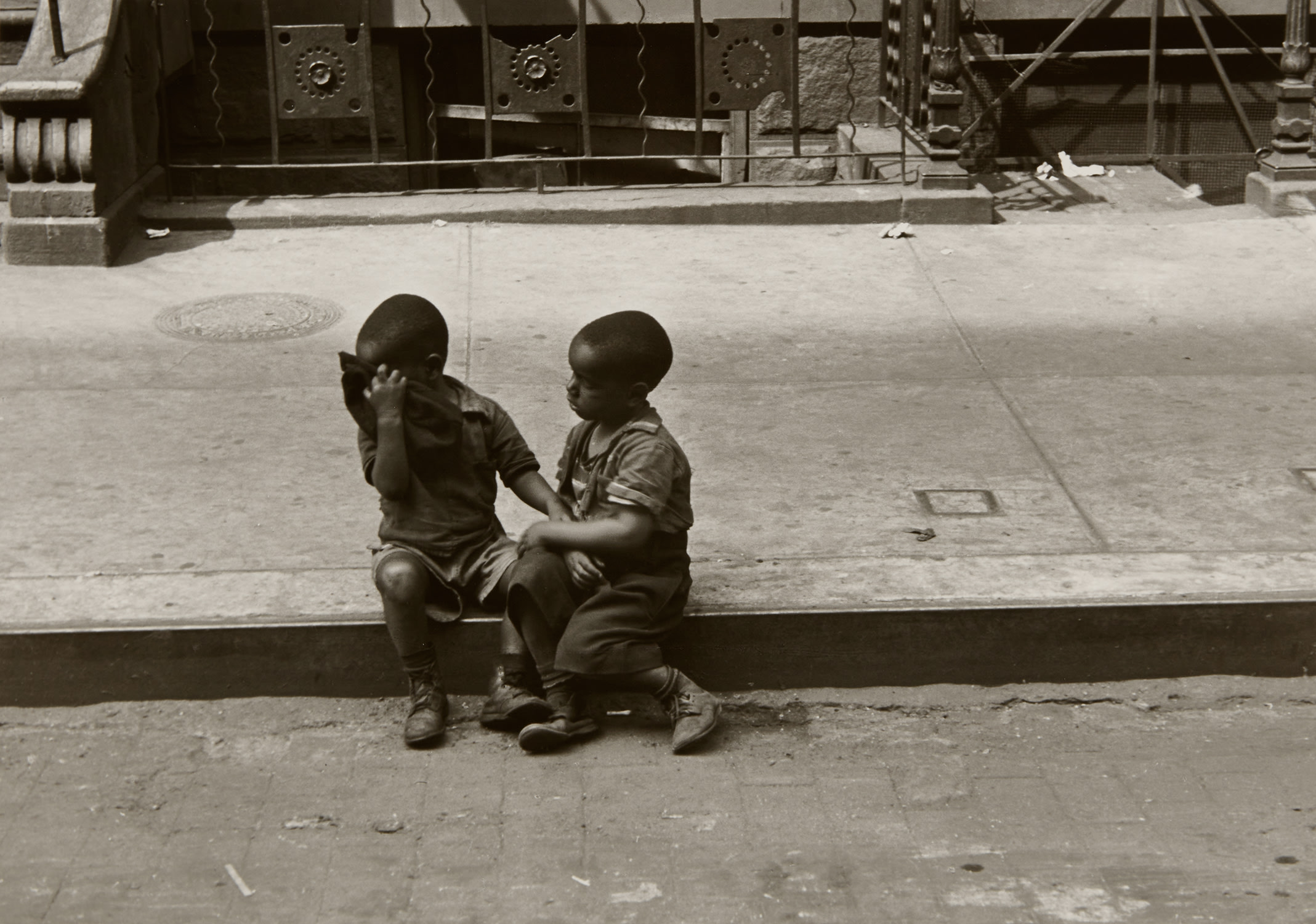 Helen Levitt — New York (two boys sitting)
