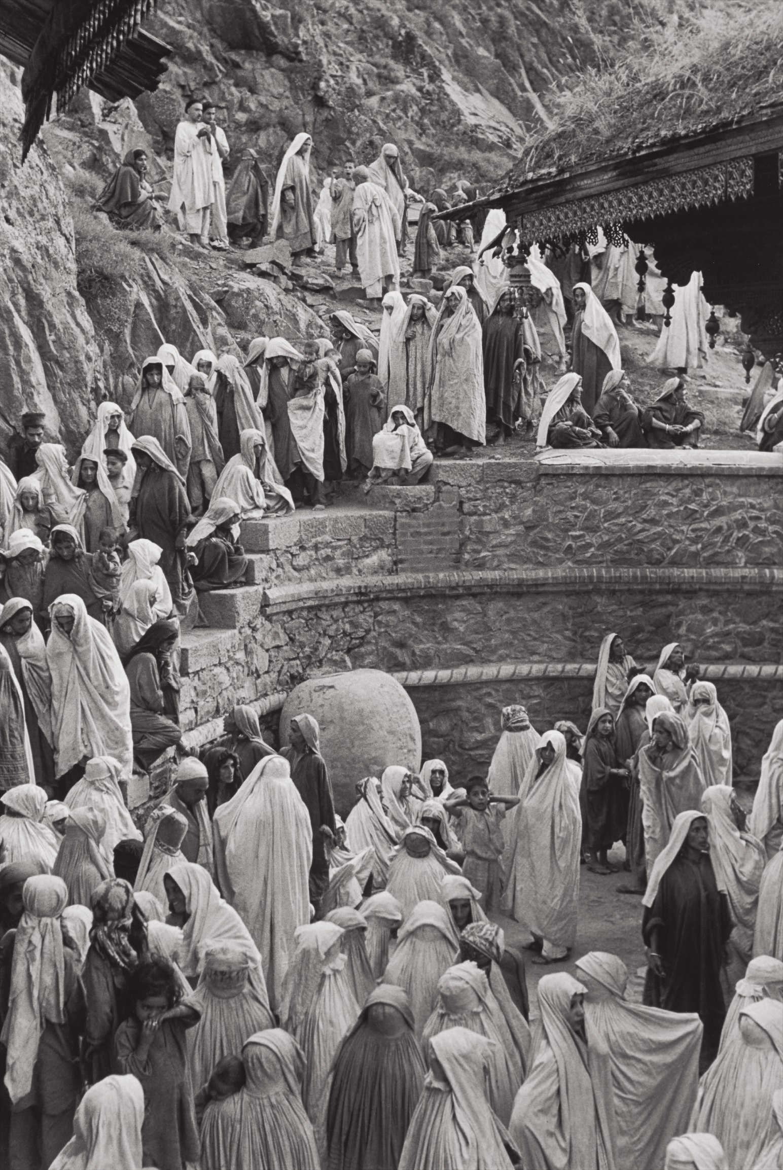 Henri Cartier-Bresson — Women at the Mahdum Shah Ziarat mosque, Srinagar, Kashmir