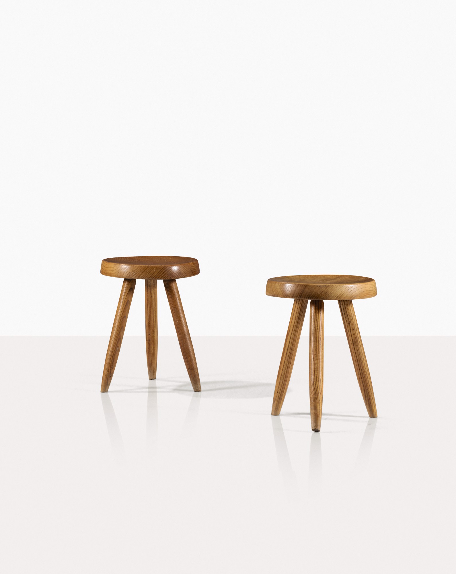 Charlotte Perriand — Paire de tabourets haut dits berger