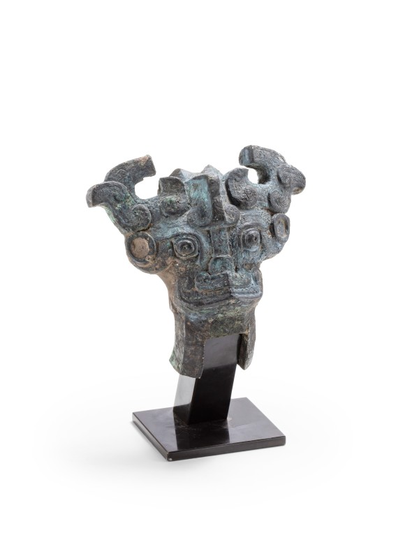 Extremité de hampe à tête de Taotie en bronzeine, fin de la dynastie Shang - Début de la dynastie des Zhou occidentaux, XIe-Xe siècle AV. J.-C. — Bronze Taotie-headed shaft end, China, late Shang dynasty - Early Western Zhou dynasty, 11th-10th century BC