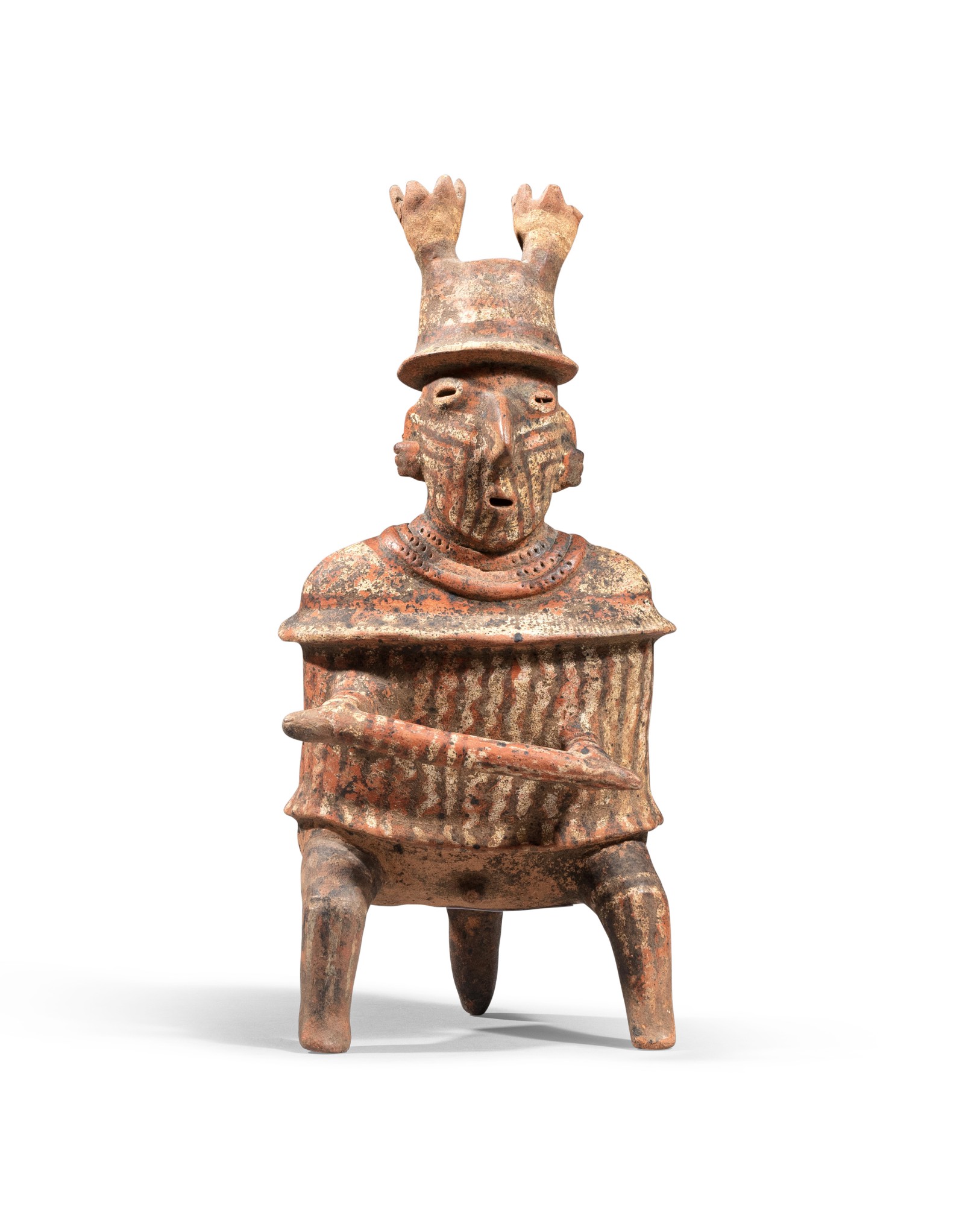 Guerrier assis, Nayarit, Mexique, 100 AV. J.-C.-250 AP. J.-C. — Nayarit seated figure of a warrior wearing a striped tunic, helmet and holding a club, Mexico, 100 BC-AD 250