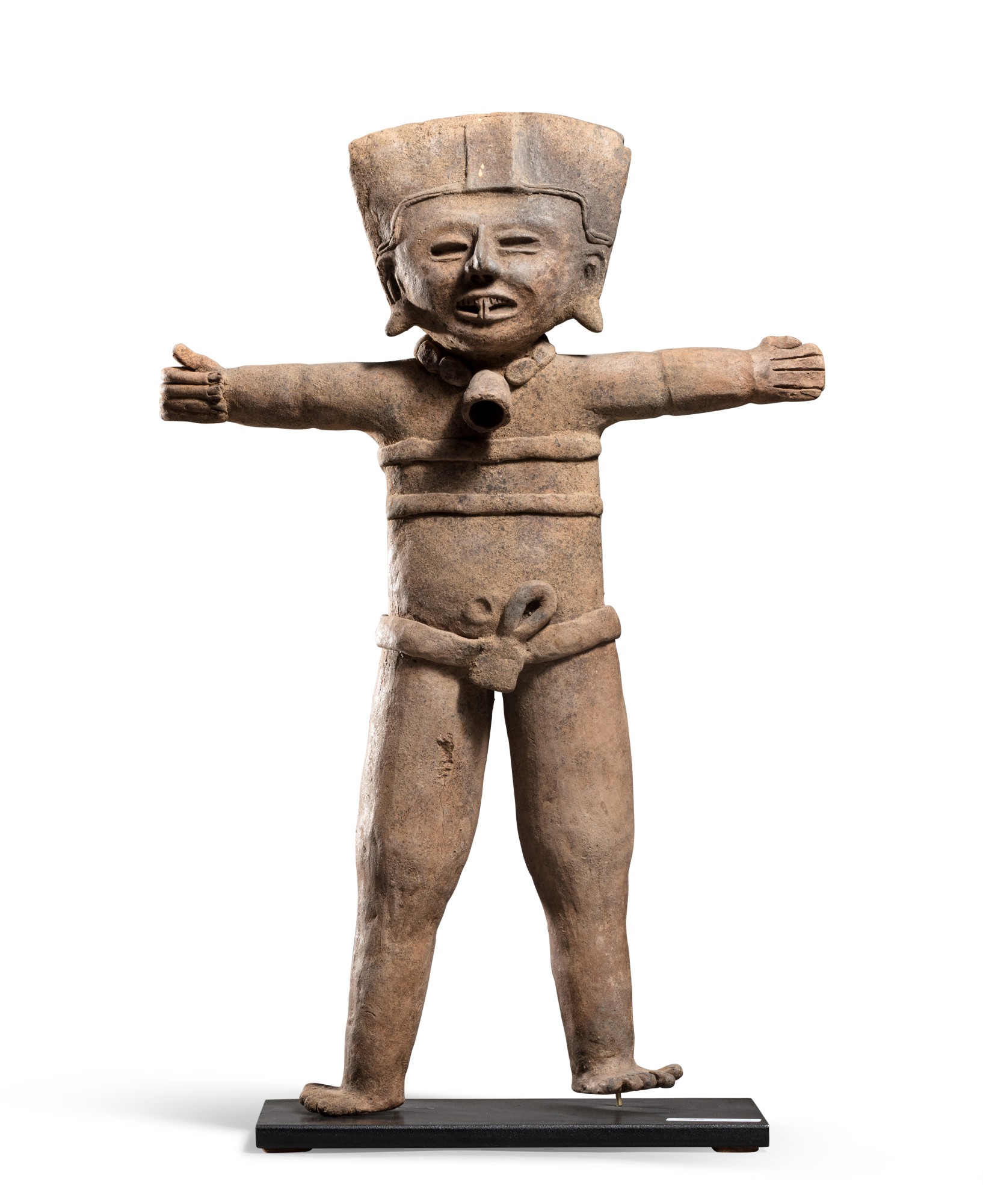 | Personnage souriant, Veracruz, Mexique, Classique récent, 550 AV. J.-C.-650 AP. J.-C. — Veracruz standing smiling figure, Mexico, Late Classic, AD 550-950