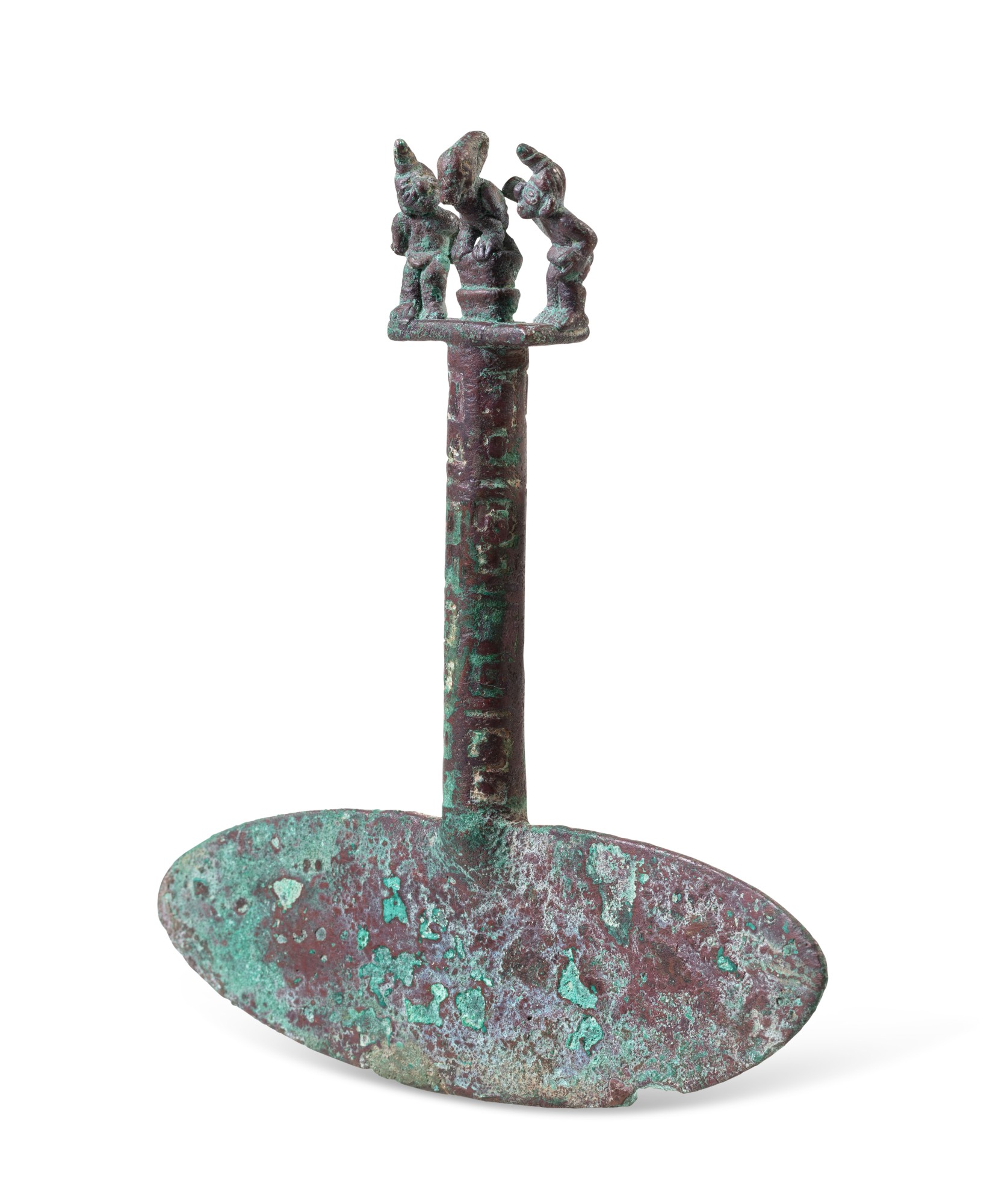 Hache tumiimu, Pérou, 1200-1400 AP. J.-C. — Chimu Copper tumi knife cast with two attendants flanking a mythical figure, Peru, AD 1200-1400