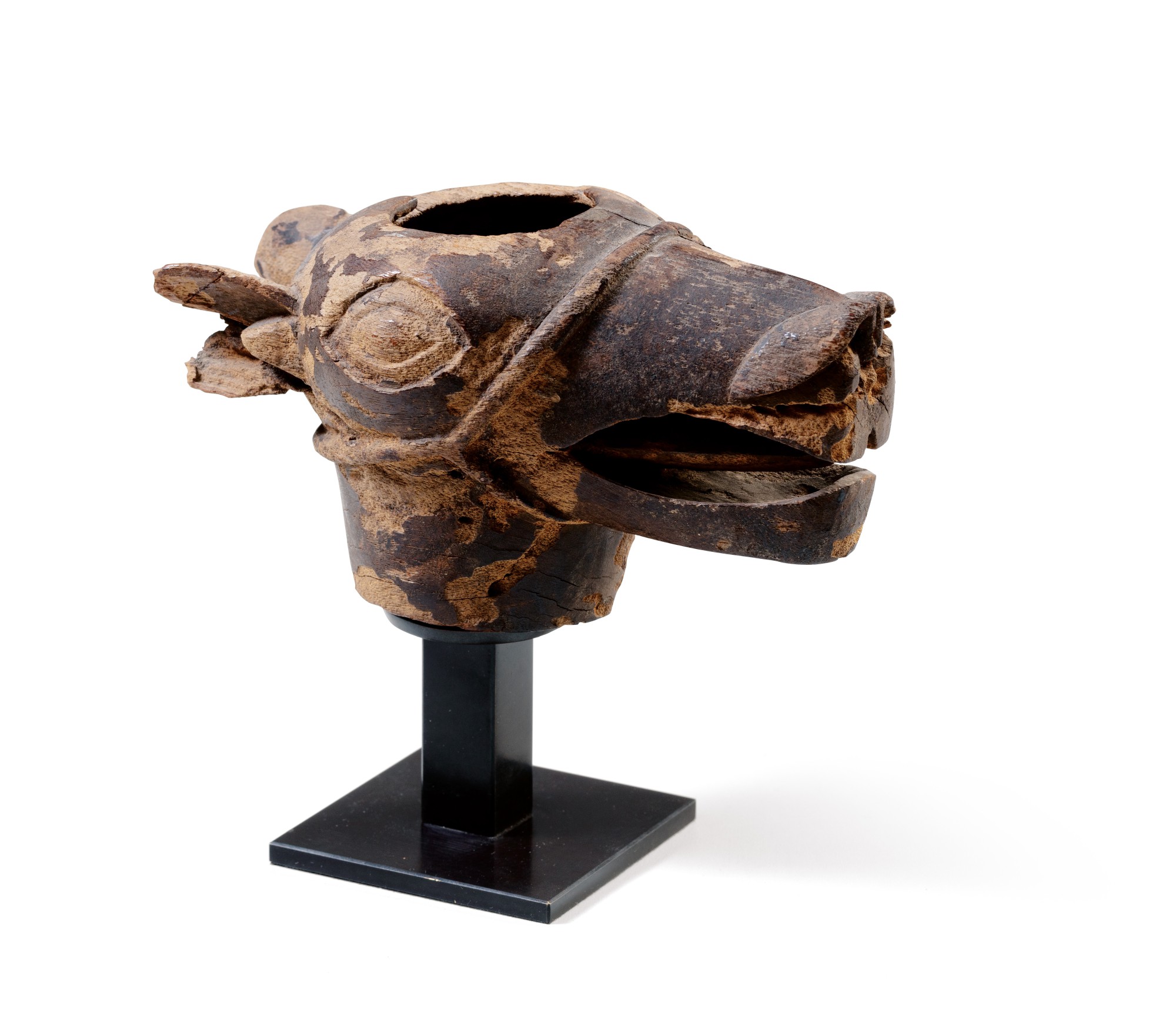 Gobelet en forme de tête de lama, Huari, Pérou, Horizon Moyen, 700-1000 AP. J.-C. — Huari wood vessel in the form of a lama head, Peru, AD 700-1000