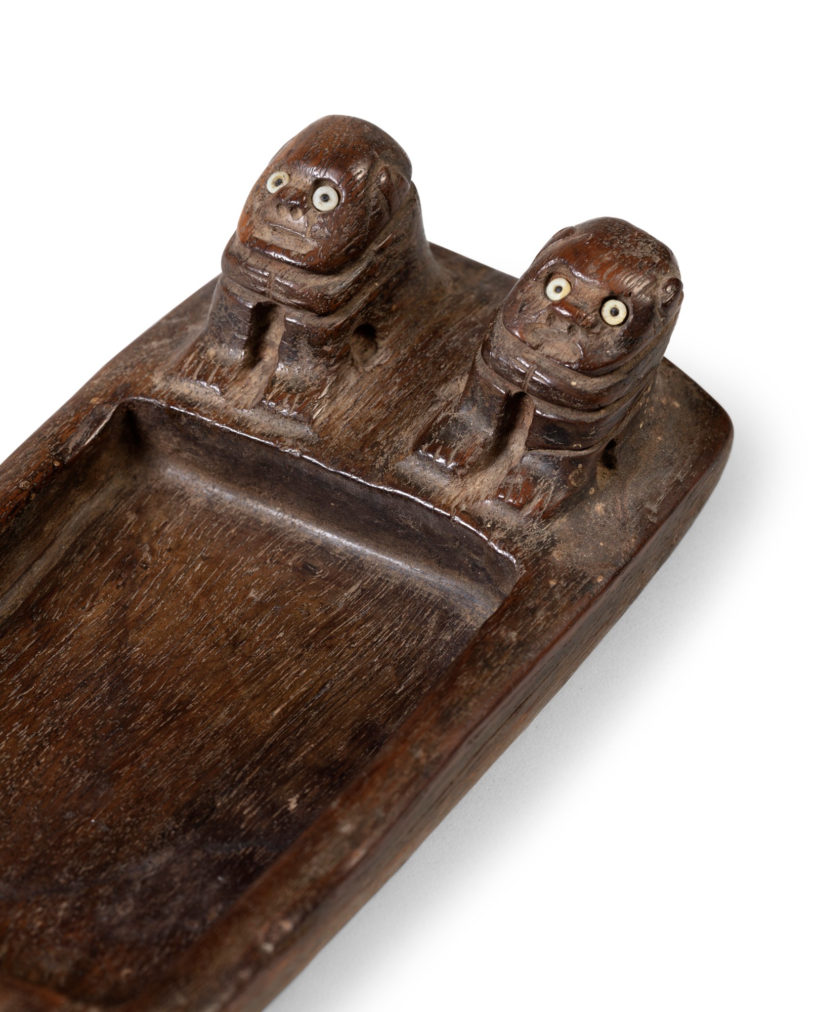 Plateau à priser sculpté de deux figures assises, Tiahuanaco, Pérou, Horizon Récent, 600-900 AP. J.-C. — Tiahuanaco wood snuff tablet with two figures, Peru, AD 600-900
