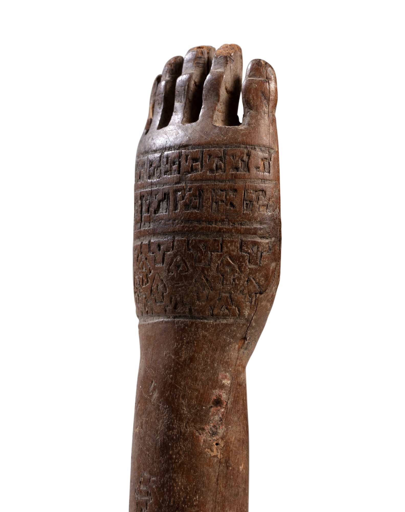 Insigne de pouvoir en forme de bras, Culture Chimu, Pérou, 1100-1400 AP. J.-C. — Chimu wood ceremonial staff in the form of an arm, Peru, AD 1100-1400