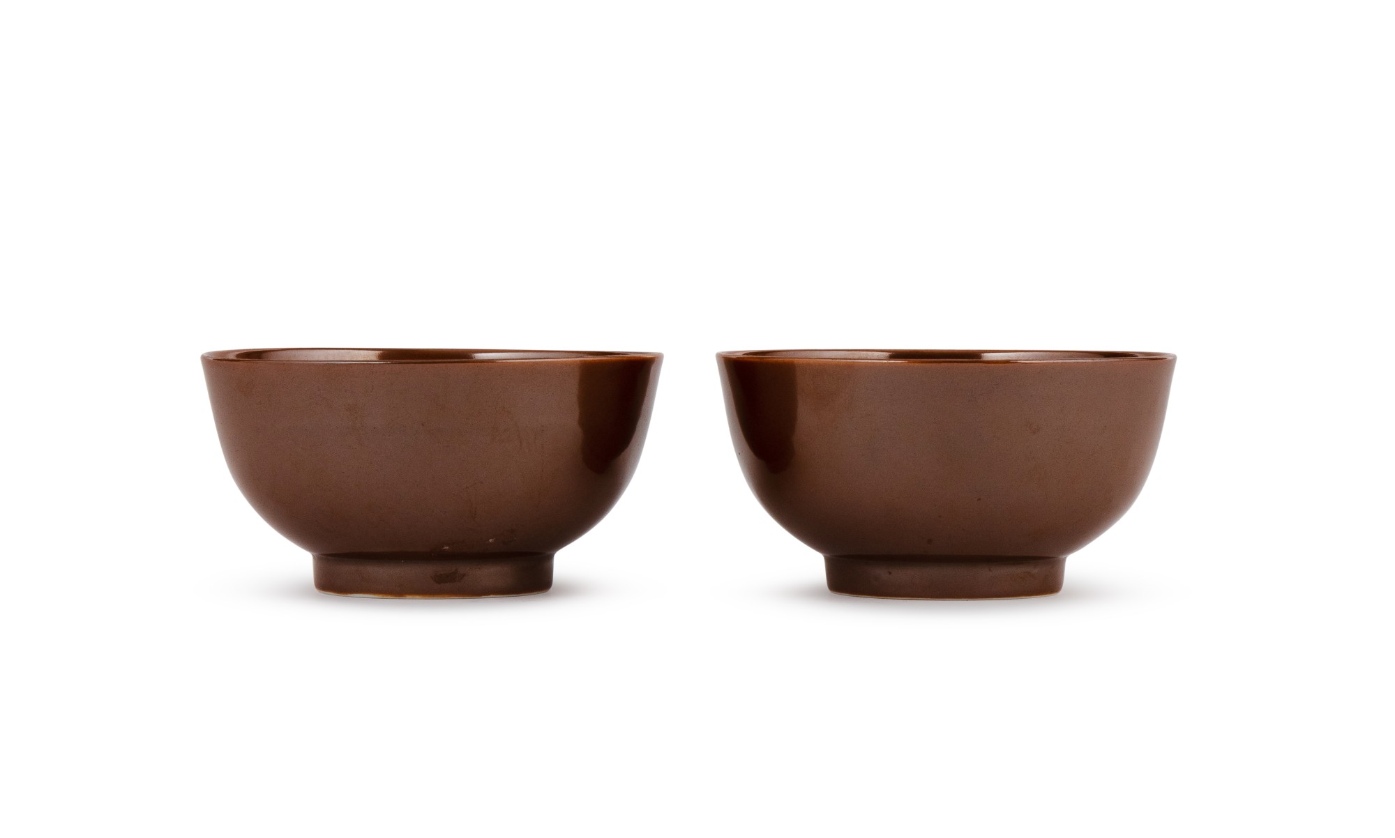 A pair of cafe-au-lait glazed bowls — 清康熙 紫金釉盌一對  《大清康熙年製》款