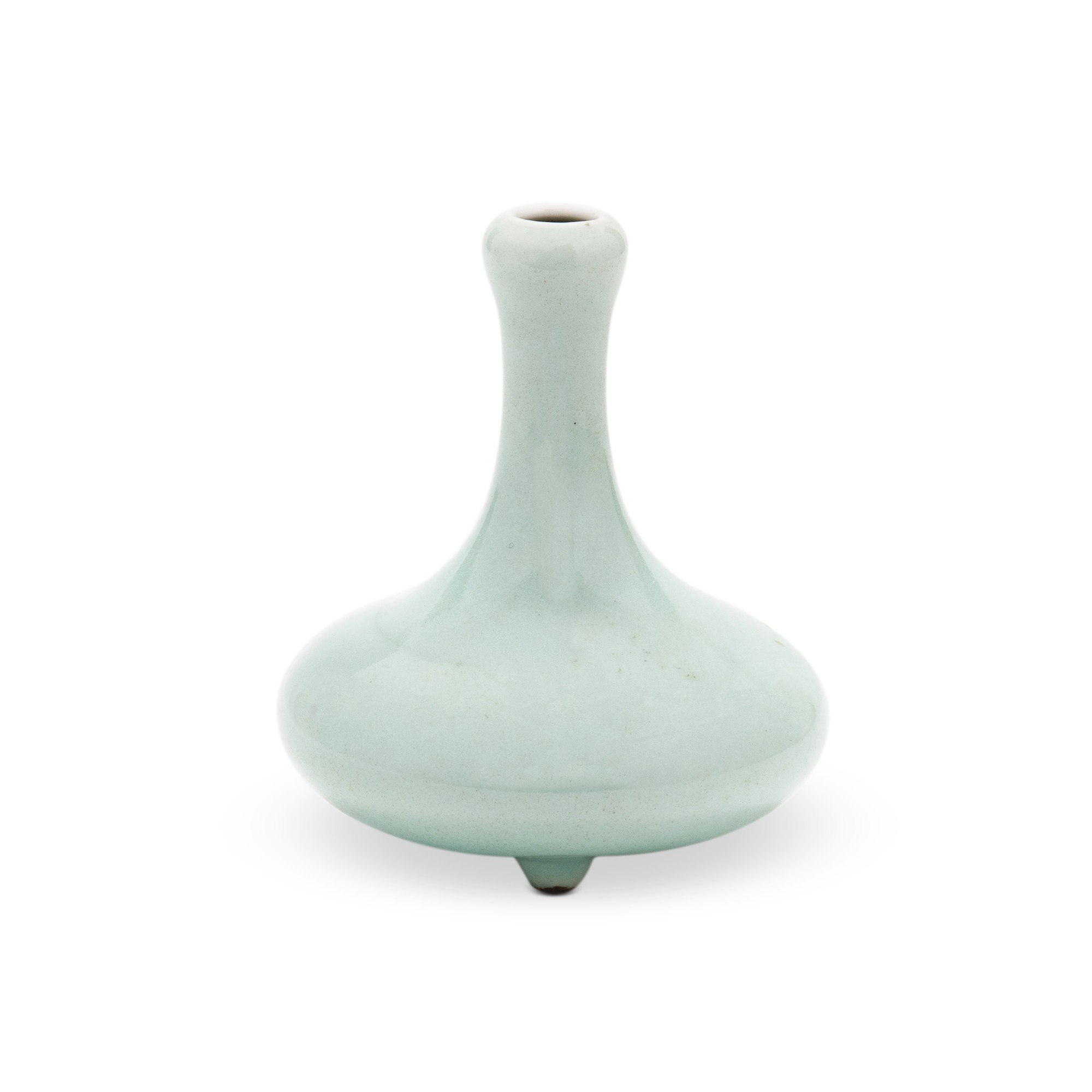 A small ru-type tripod bulbous vase — 清十八至十九世紀 汝窰系蒜頭三足瓶