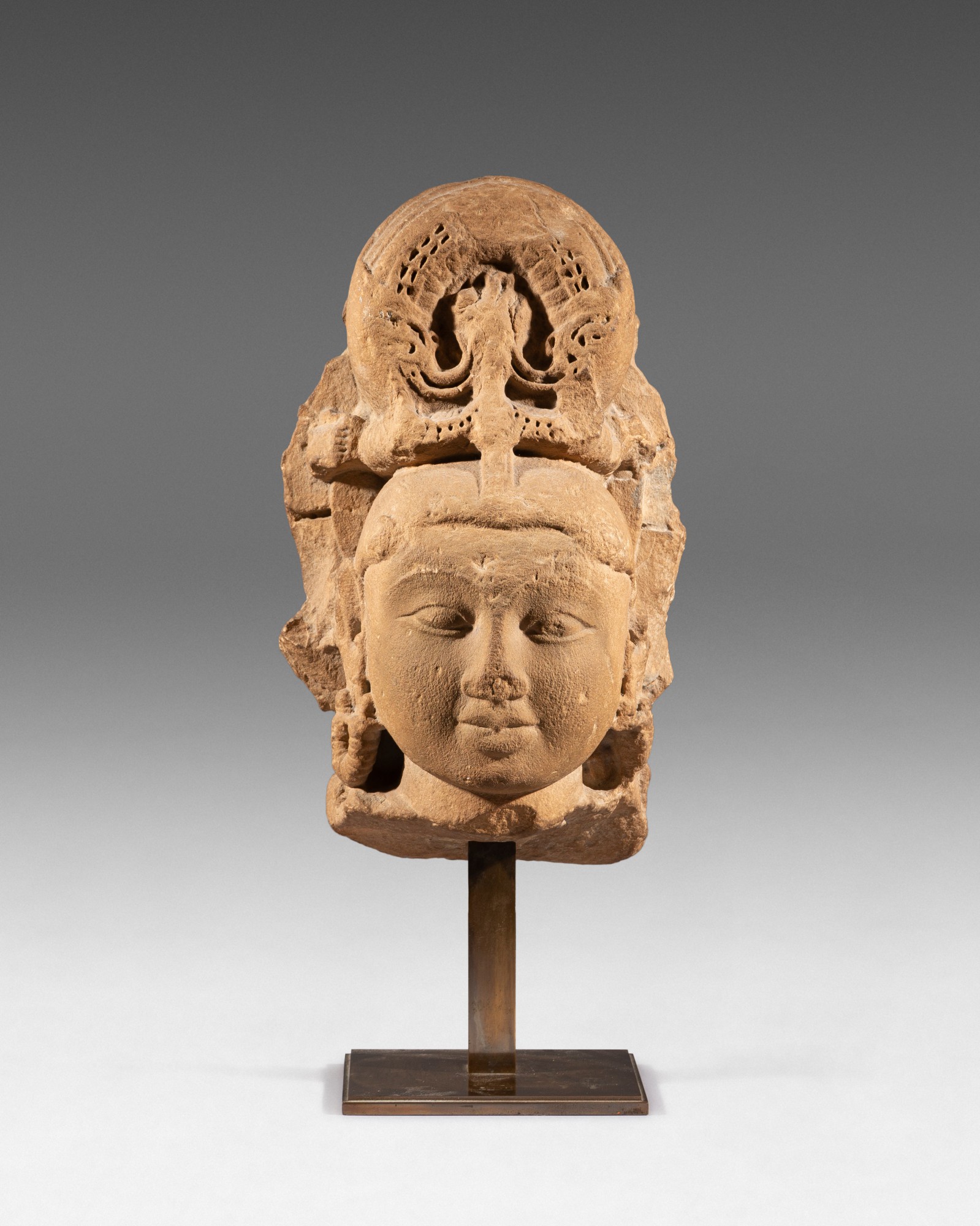 A sandstone head of of a goddess — 印度 或為西恒伽王朝 八至九世紀 砂岩雕女神像首
