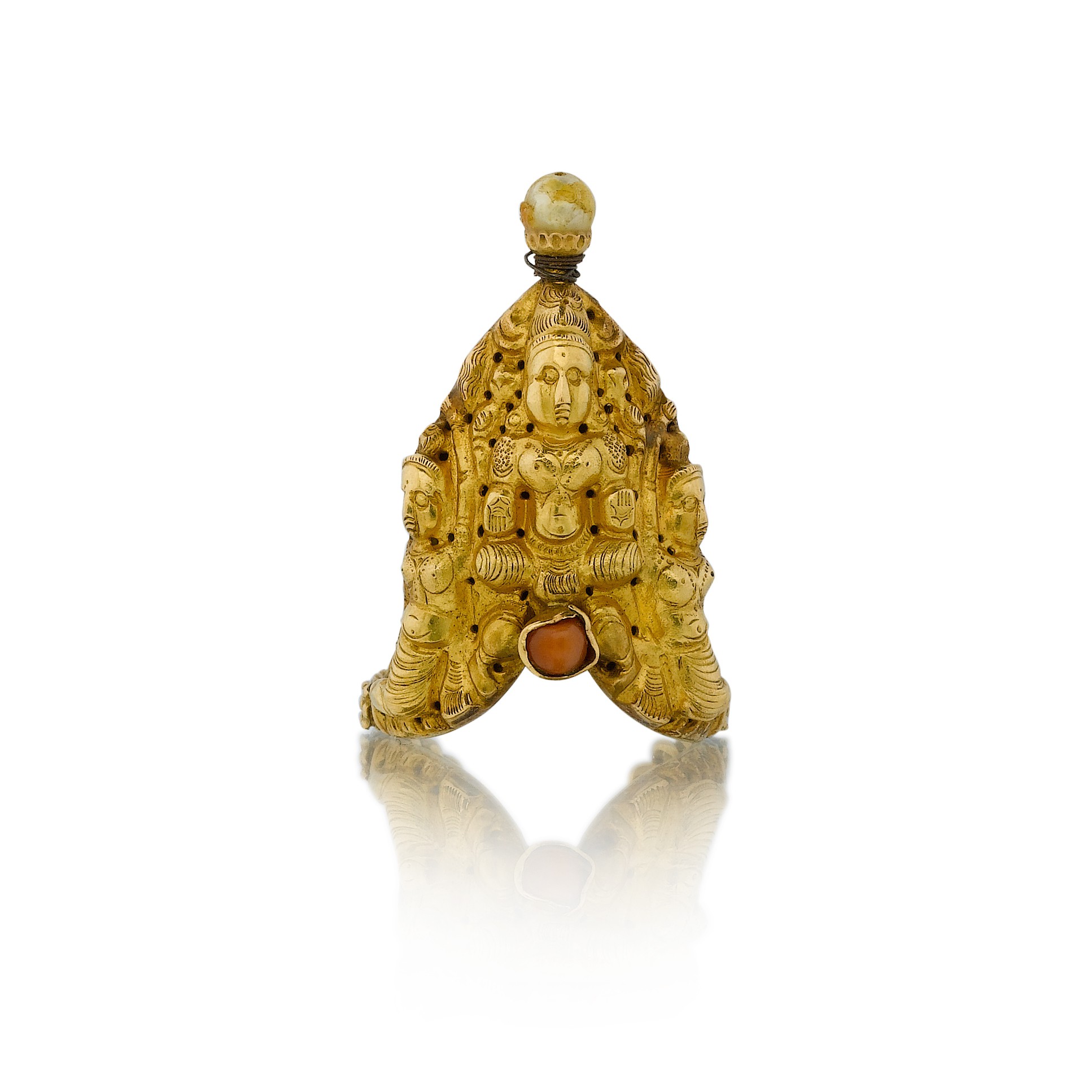 A gold and pearl ring of three divinities, probably Lakshmi — 印度或東南亞 約1900年 金嵌寶或為吉祥天女像戒指