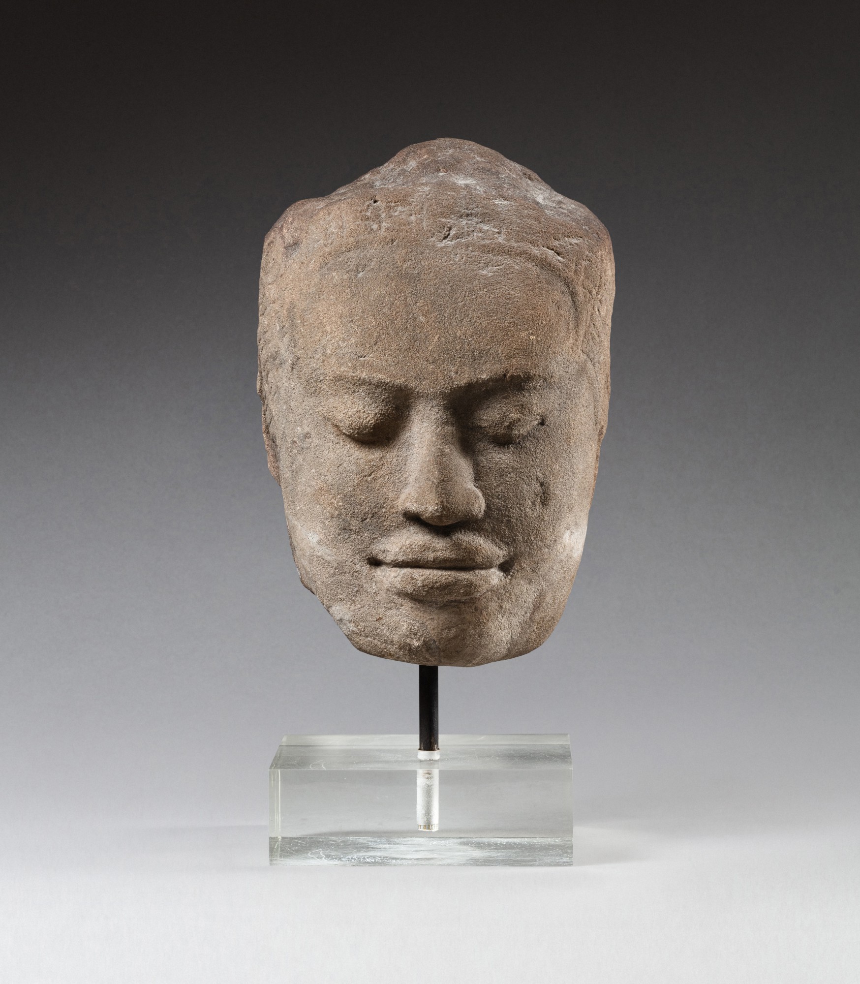 A grey sandstone head of Buddha — 高棉 九至十世紀 砂岩雕佛首