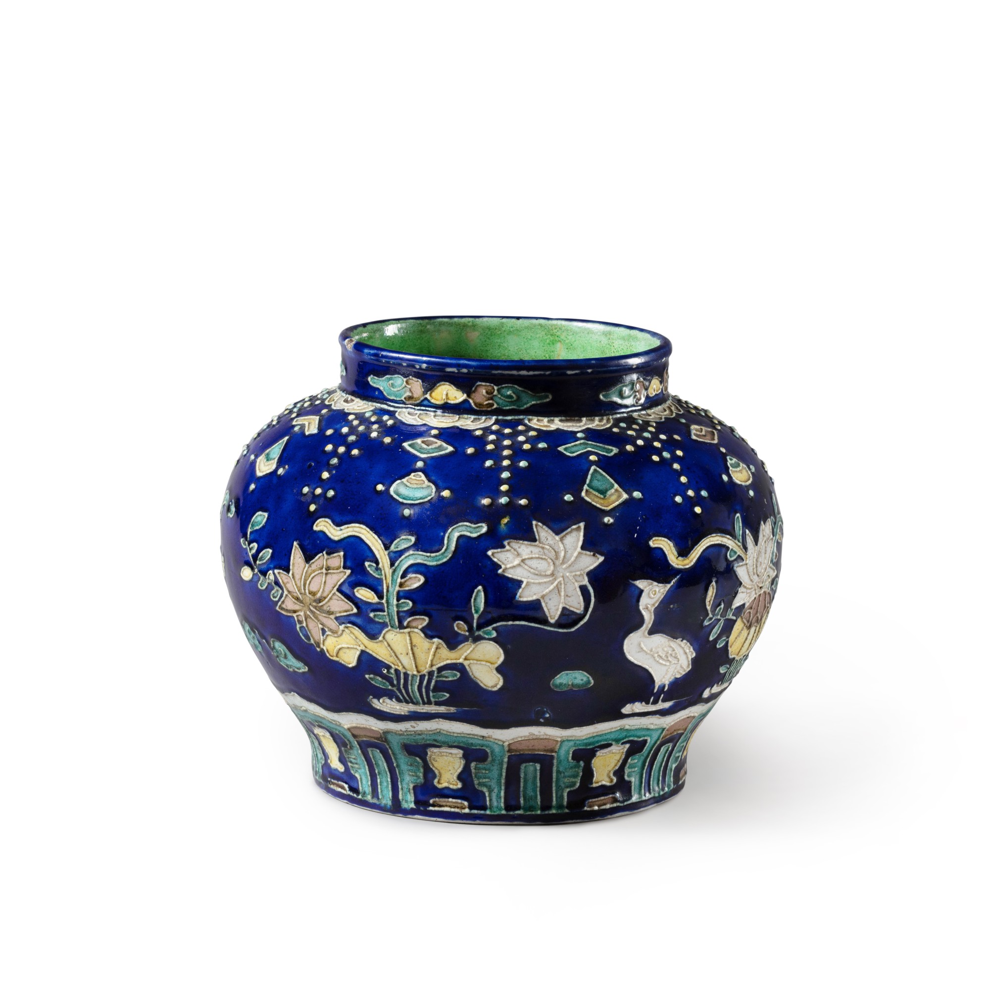 A Fahua 'lotus' jar — 明十六至十七世紀 琺華荷塘仙鷺紋罐
