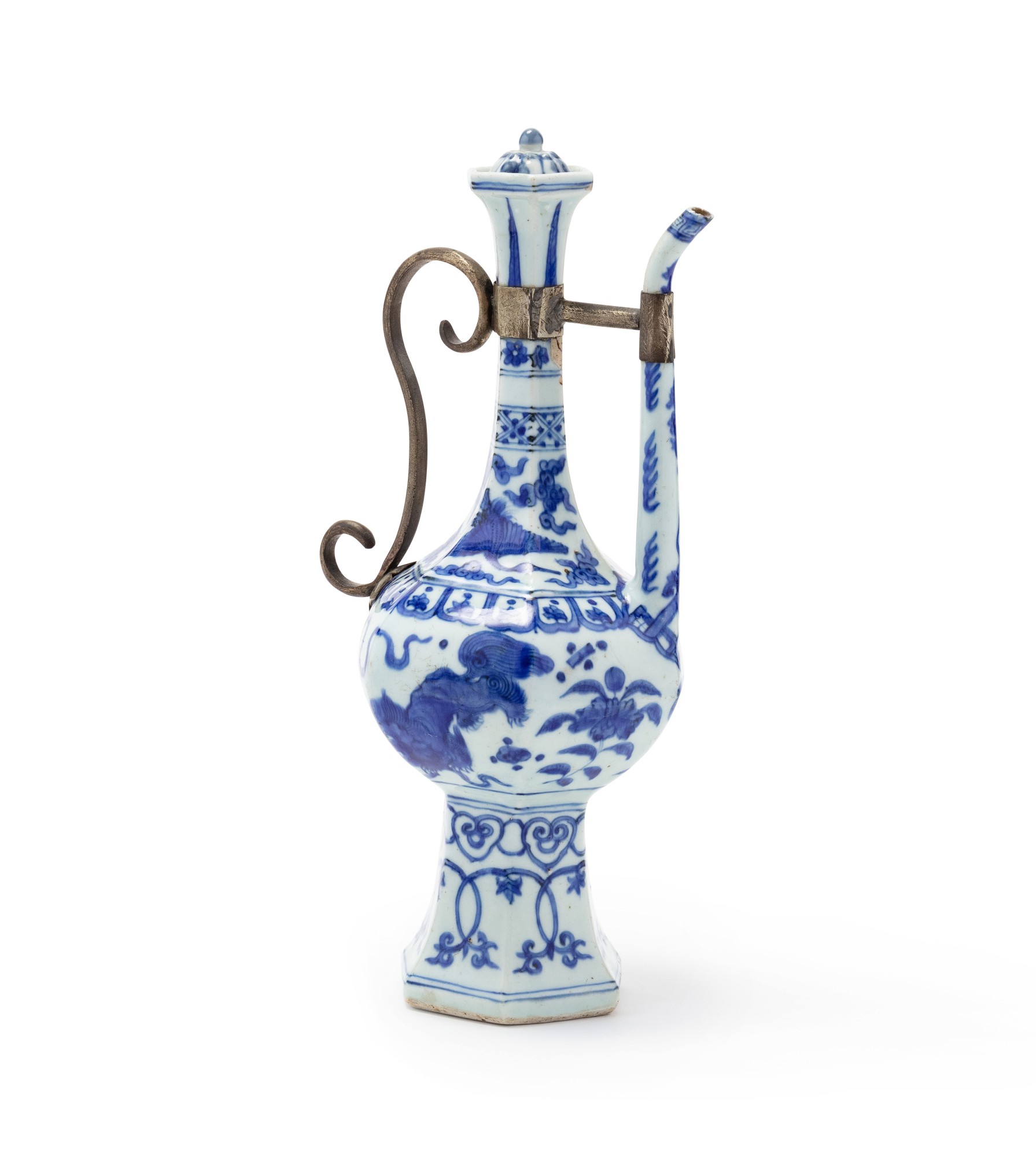 A blue and white ewer and cover — 明十六世紀 青花佛獅紋六方執壺