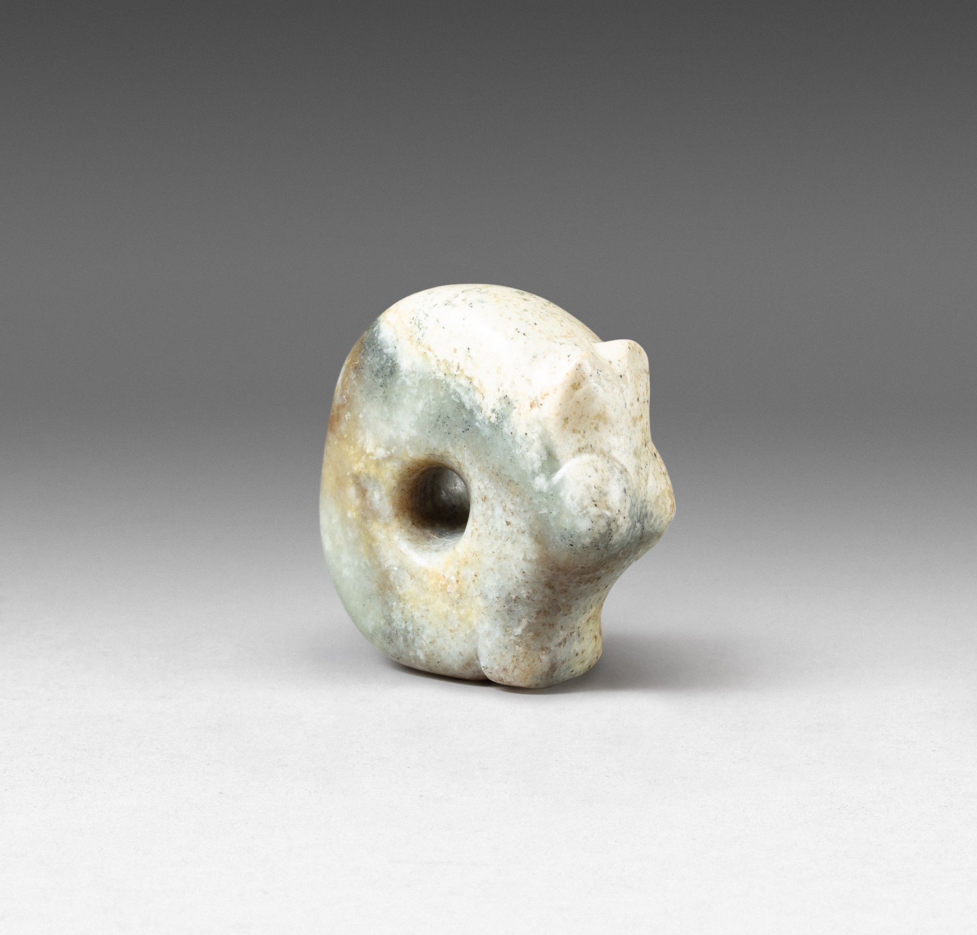 A 'dragon head' grey and beige jade, partly calcified ornament — 或為新石器時代 良渚文化 玉龍珮