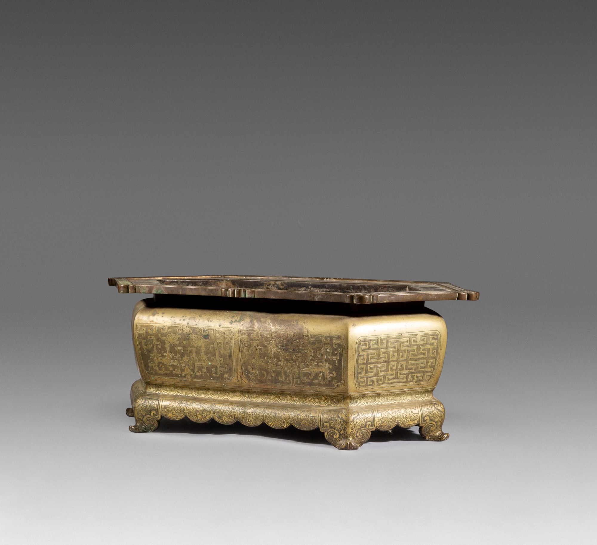 Unknown — 清十七至十八世紀 銅暗刻仿古紋折沿六方花盆  《明善堂製》款